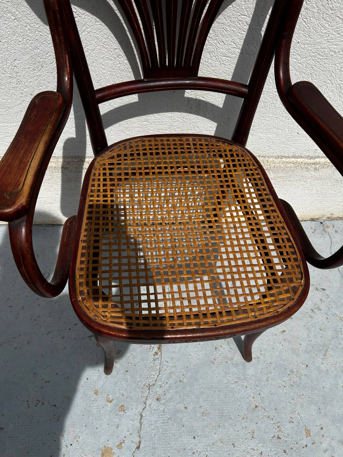 Fauteuil Thonet Vienne estampillé, bois cintré et cannage – circa 1900