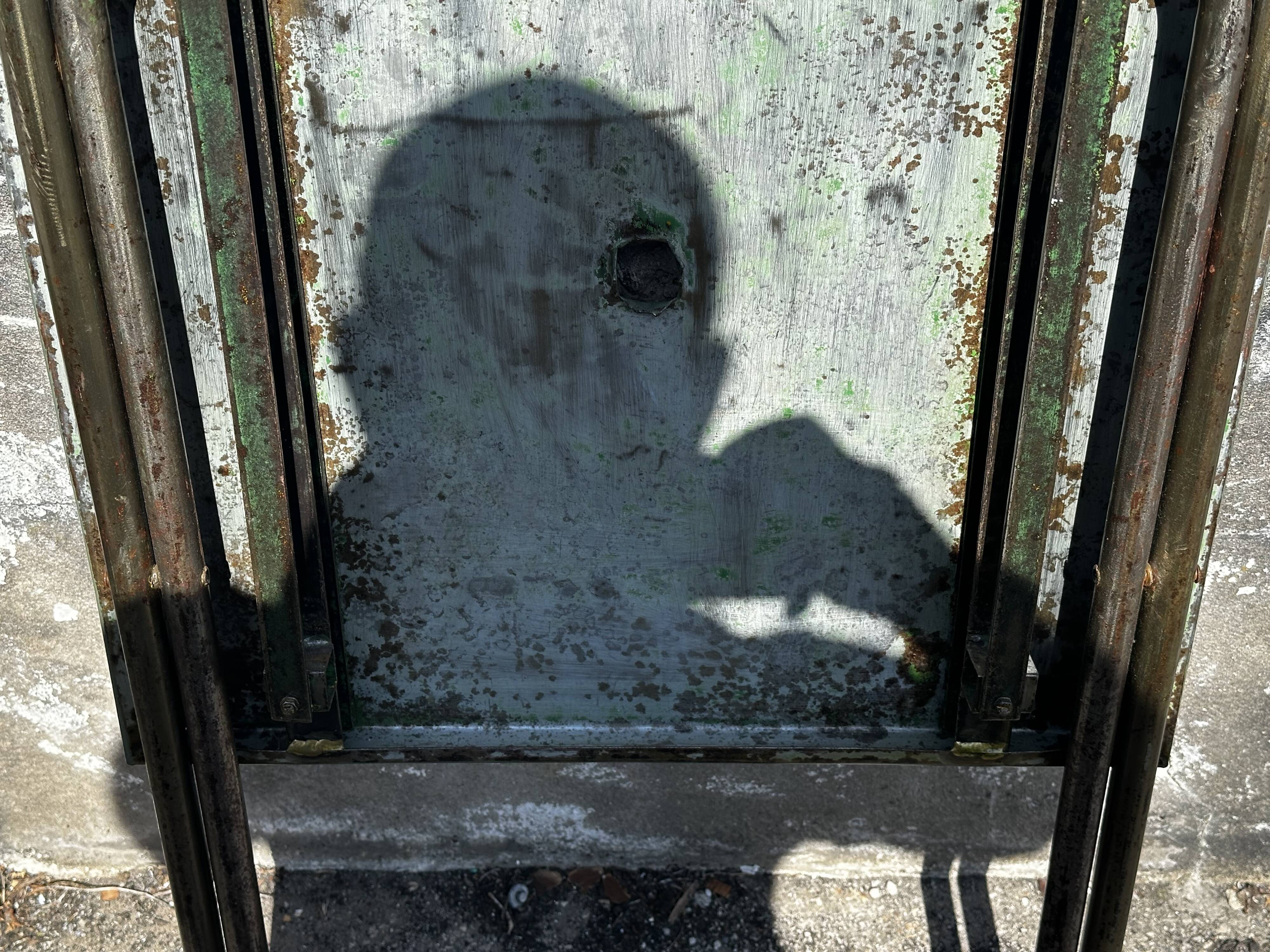 Table de jardin ou bistro pliante en tôle kaki début années 50