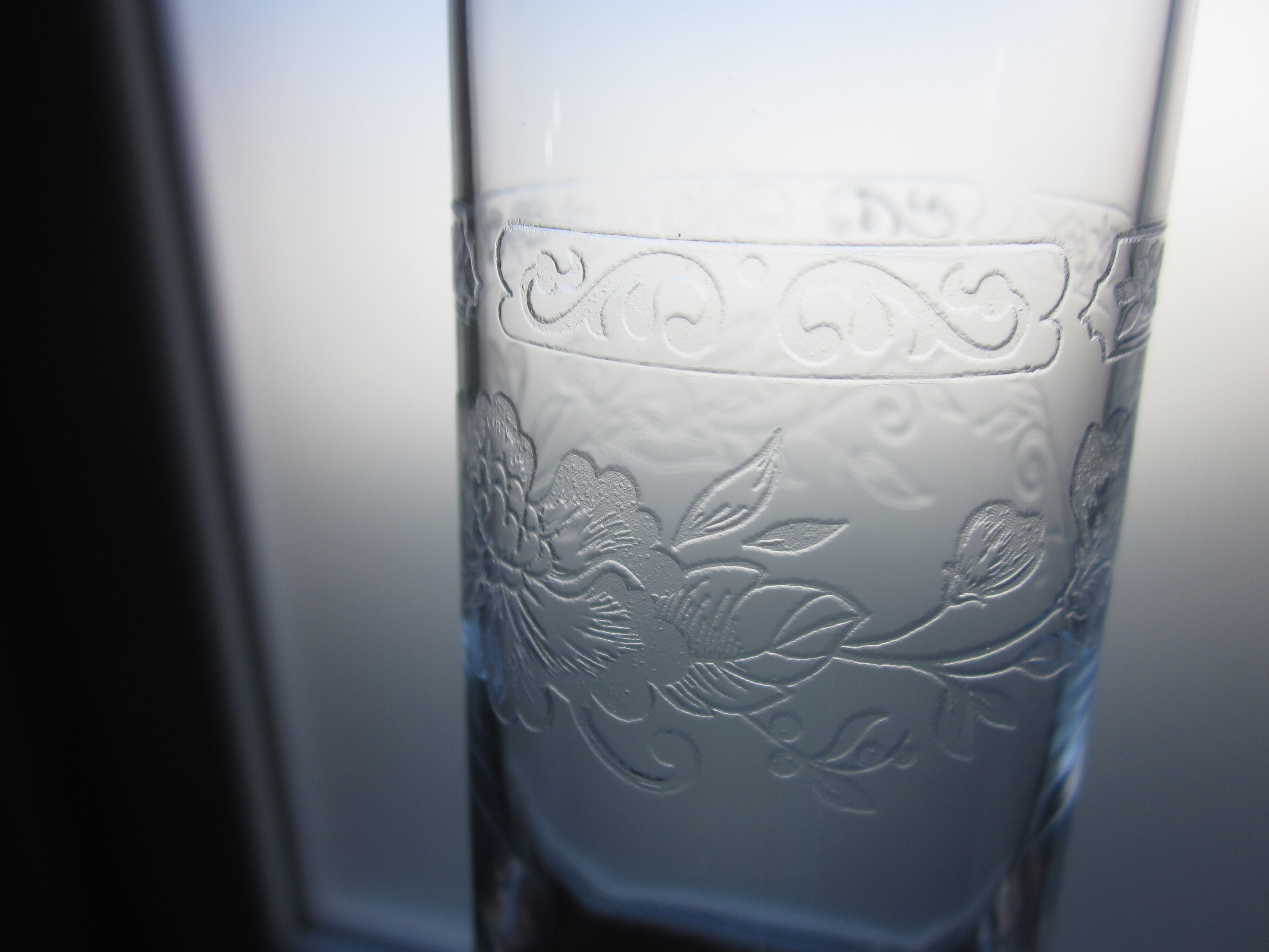 8 champagne flutes in crystal engraved in relief model Matignon