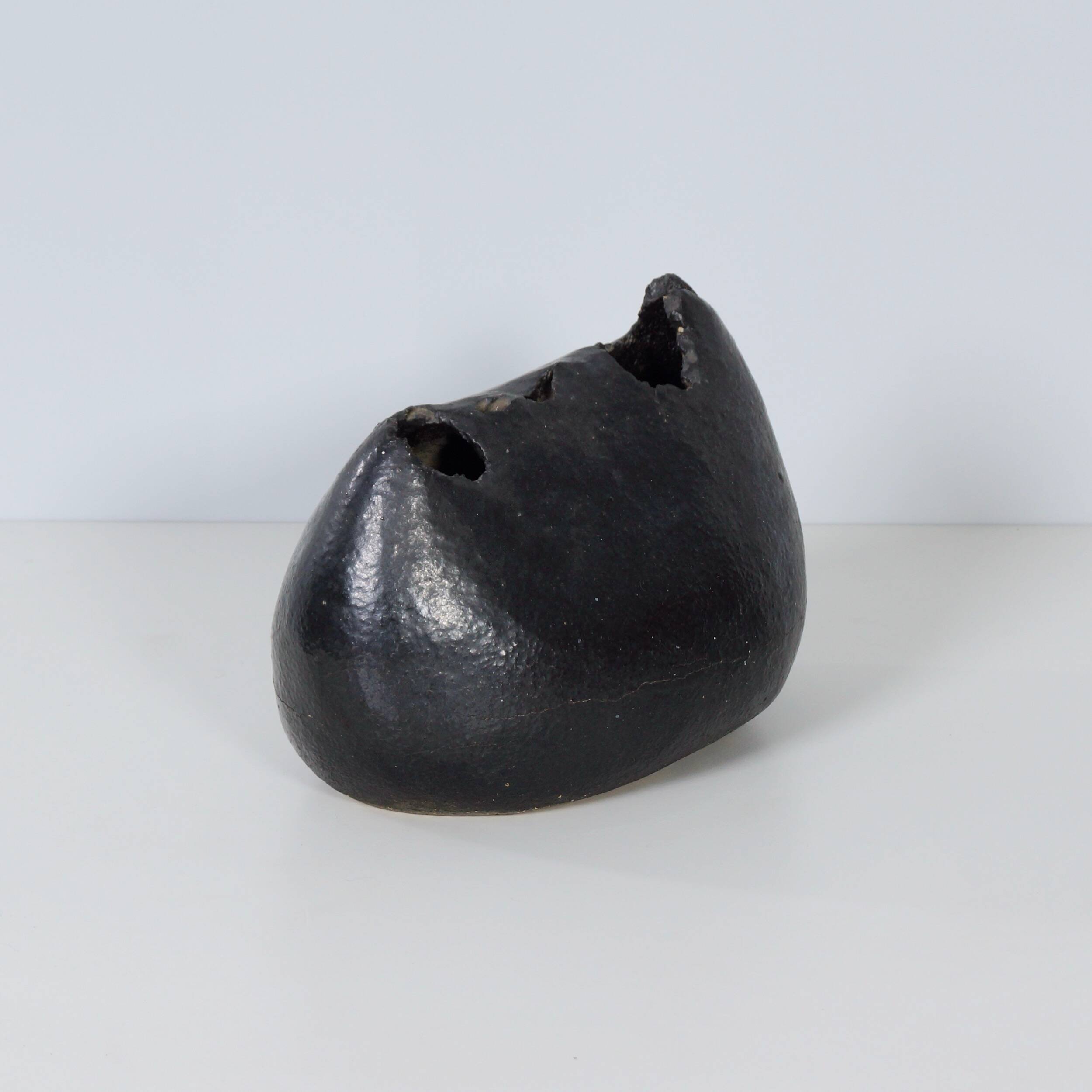 Sculptural vase by Keiko Yoshida from 1971 in black ceramic