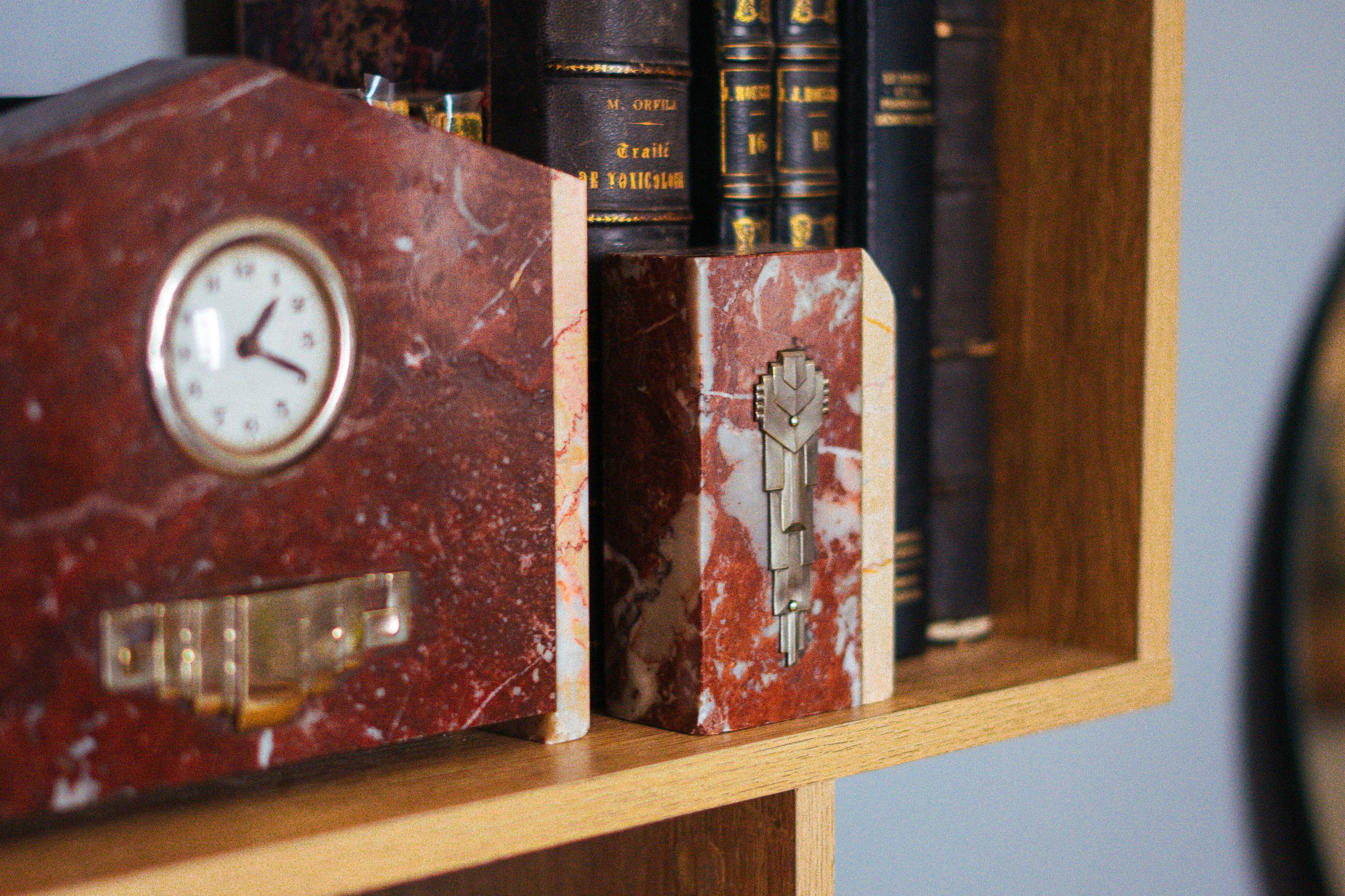Ancienne horloge et paire de serres livres bibliotheque cheminée