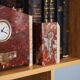 Ancienne horloge et paire de serres livres bibliotheque cheminée