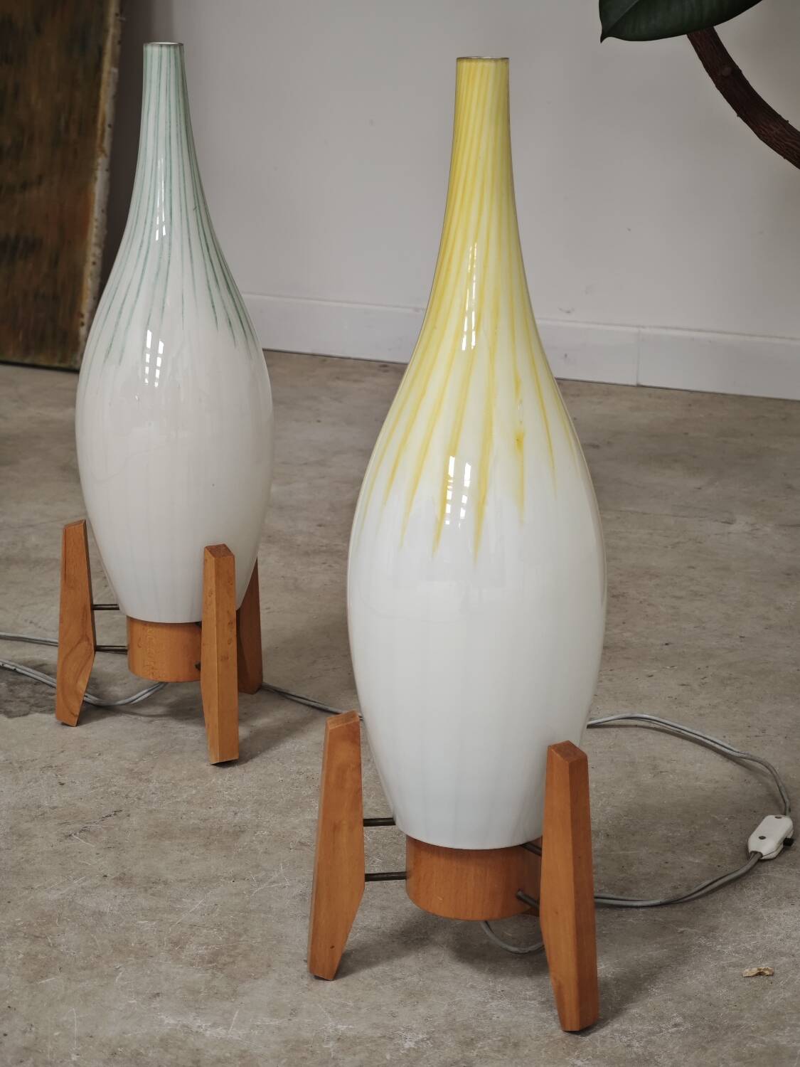 Lampe de table Drevo Humpolec opaline verte type 107/S
