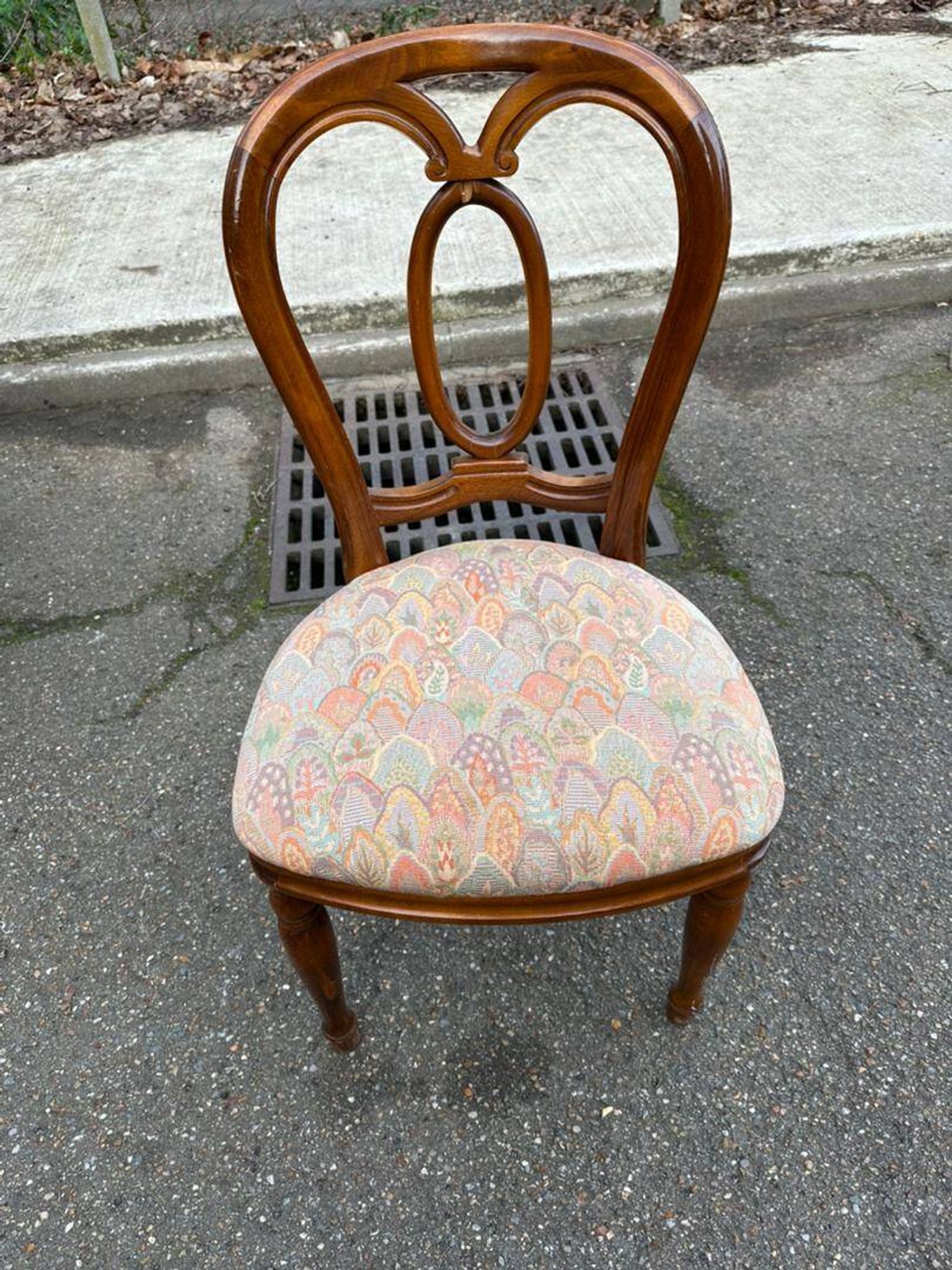 4 Louis Philippe chairs in solid wood and floral fabric.