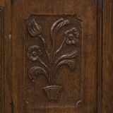 Coffre à couvertures en bois de chêne avec fleurs sculptées