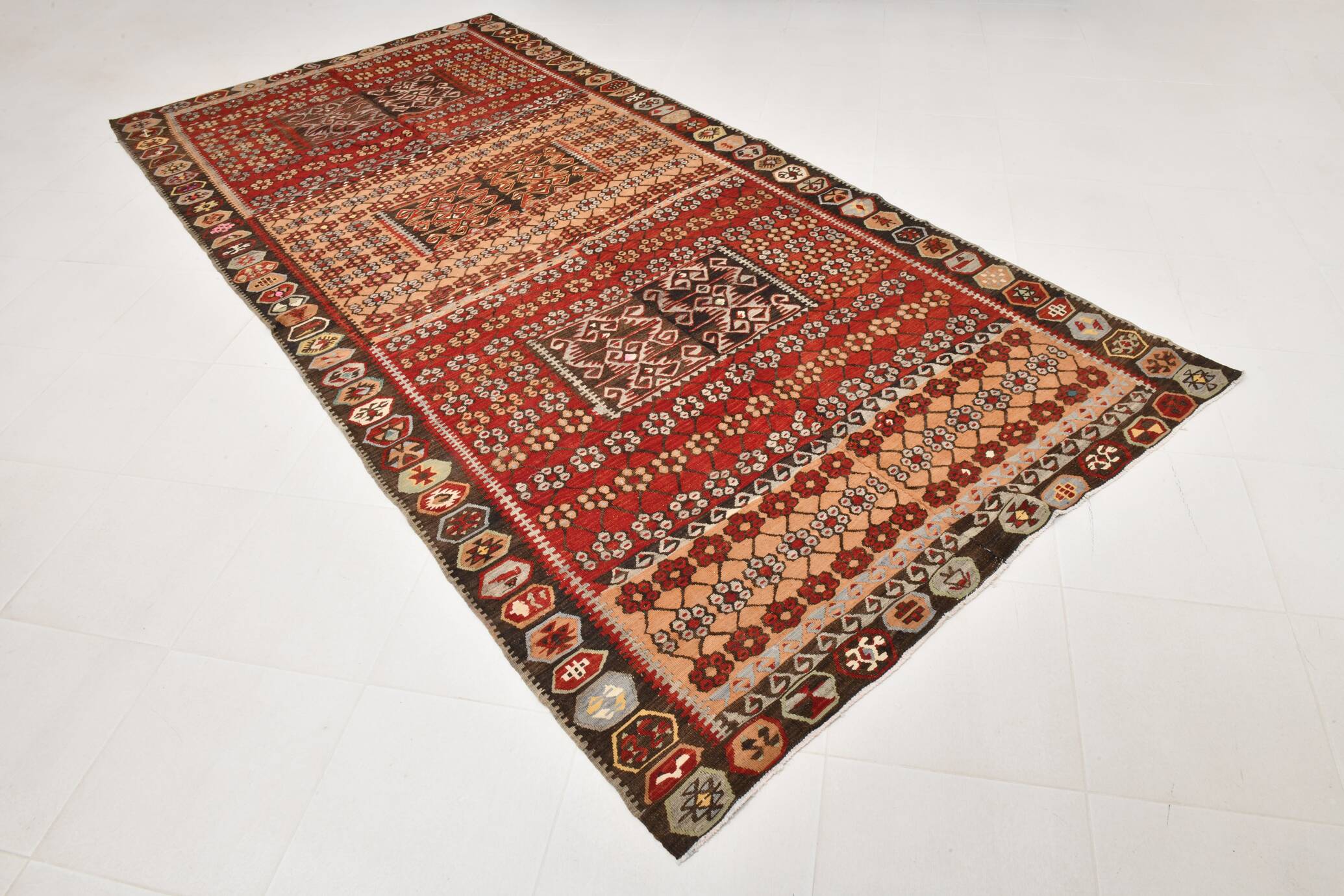 Kilim anatolien ancien tons rouges et beiges, motifs tribaux colorés