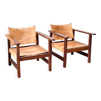 Deux chaises longues en cuir