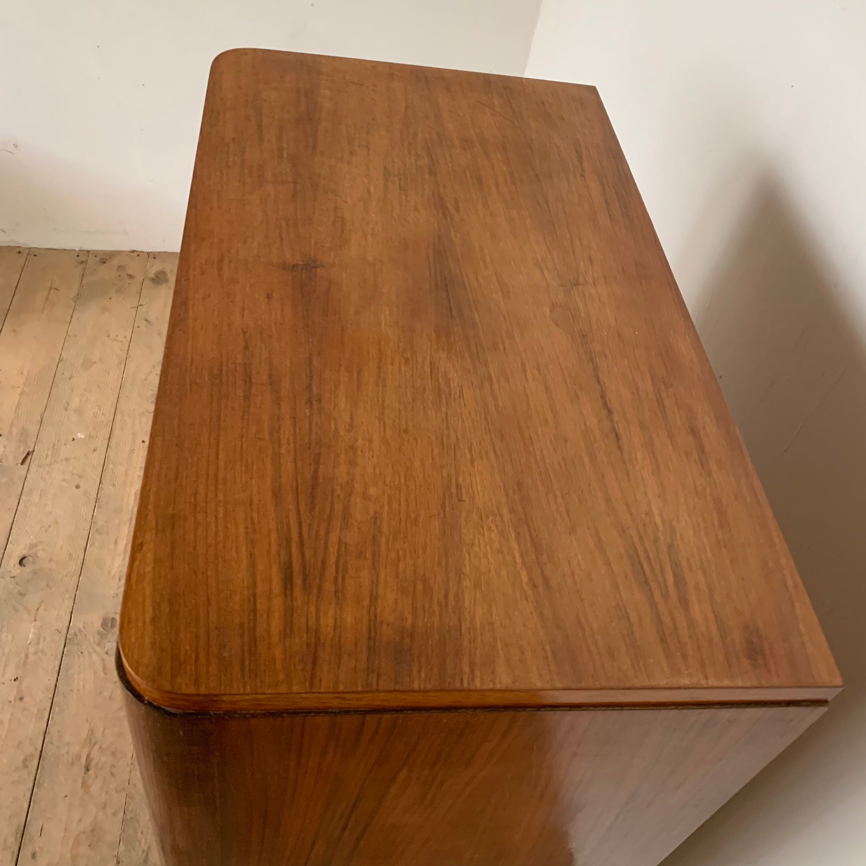 Vintage showcase library