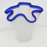 Vase mouchoir verre sablé bords bleus