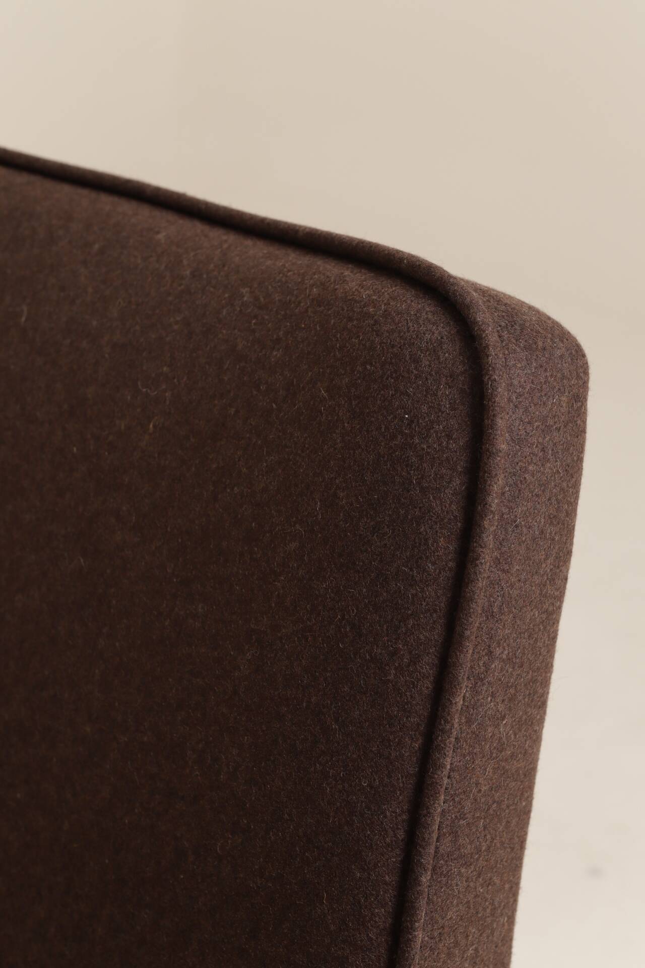 Fauteuil rétro en tissu en laine cacao, bois de hêtre naturel