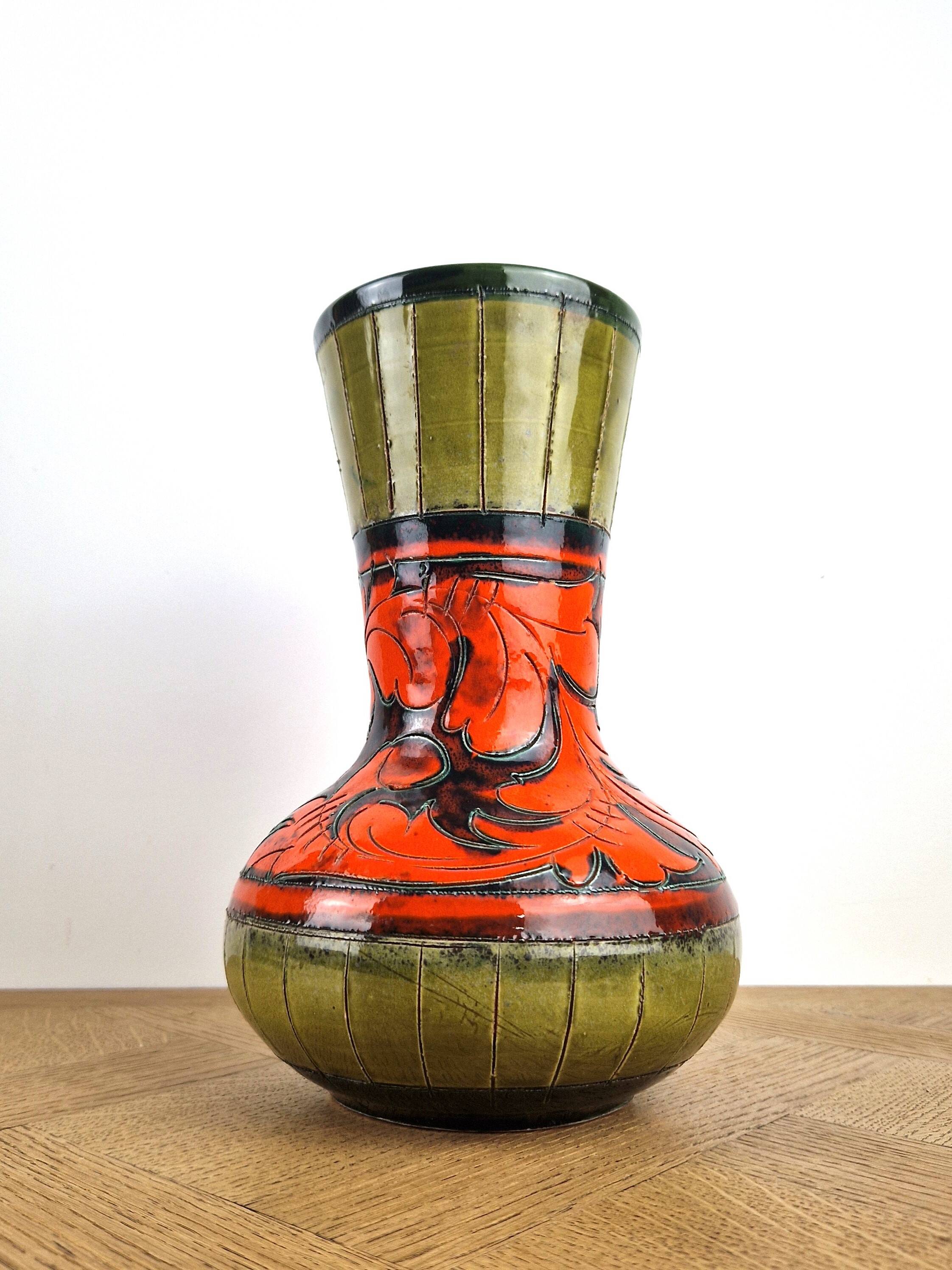 Large Sgraffito vase, structured ceramic from the 1950s.