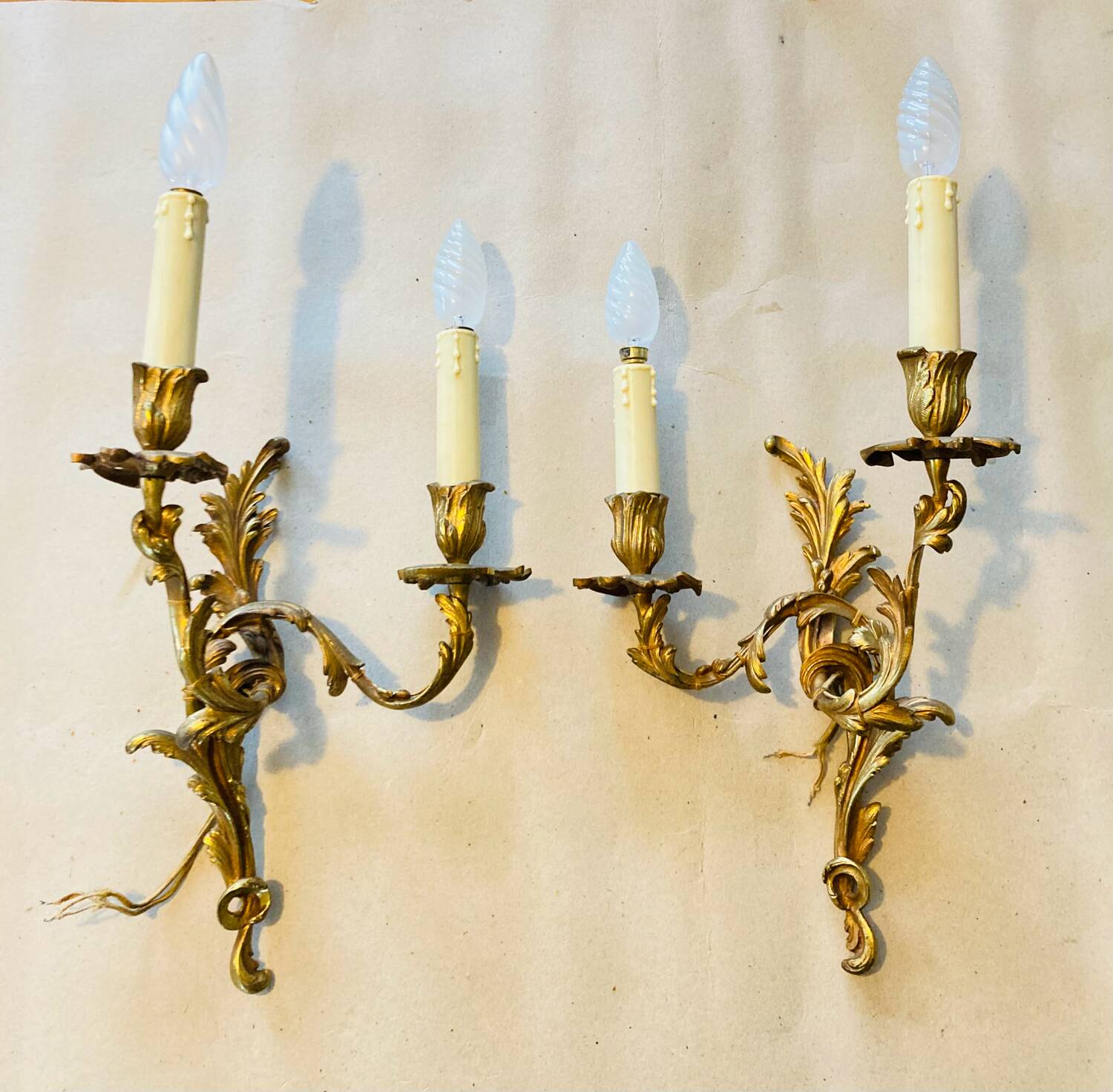 Paire d'appliques Louis XV en bronze décor de feuilles d’acanthes