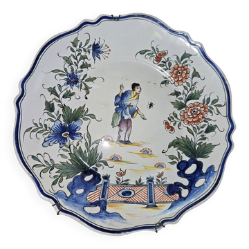 Plat en céramique a décors au Chinois