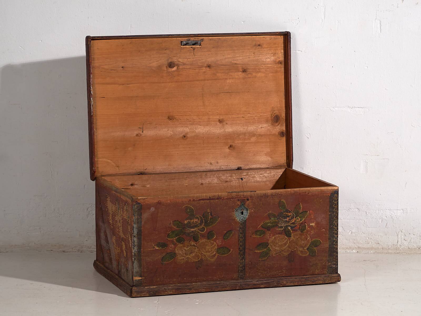 Small antique chest with floral motifs (c.1920)
