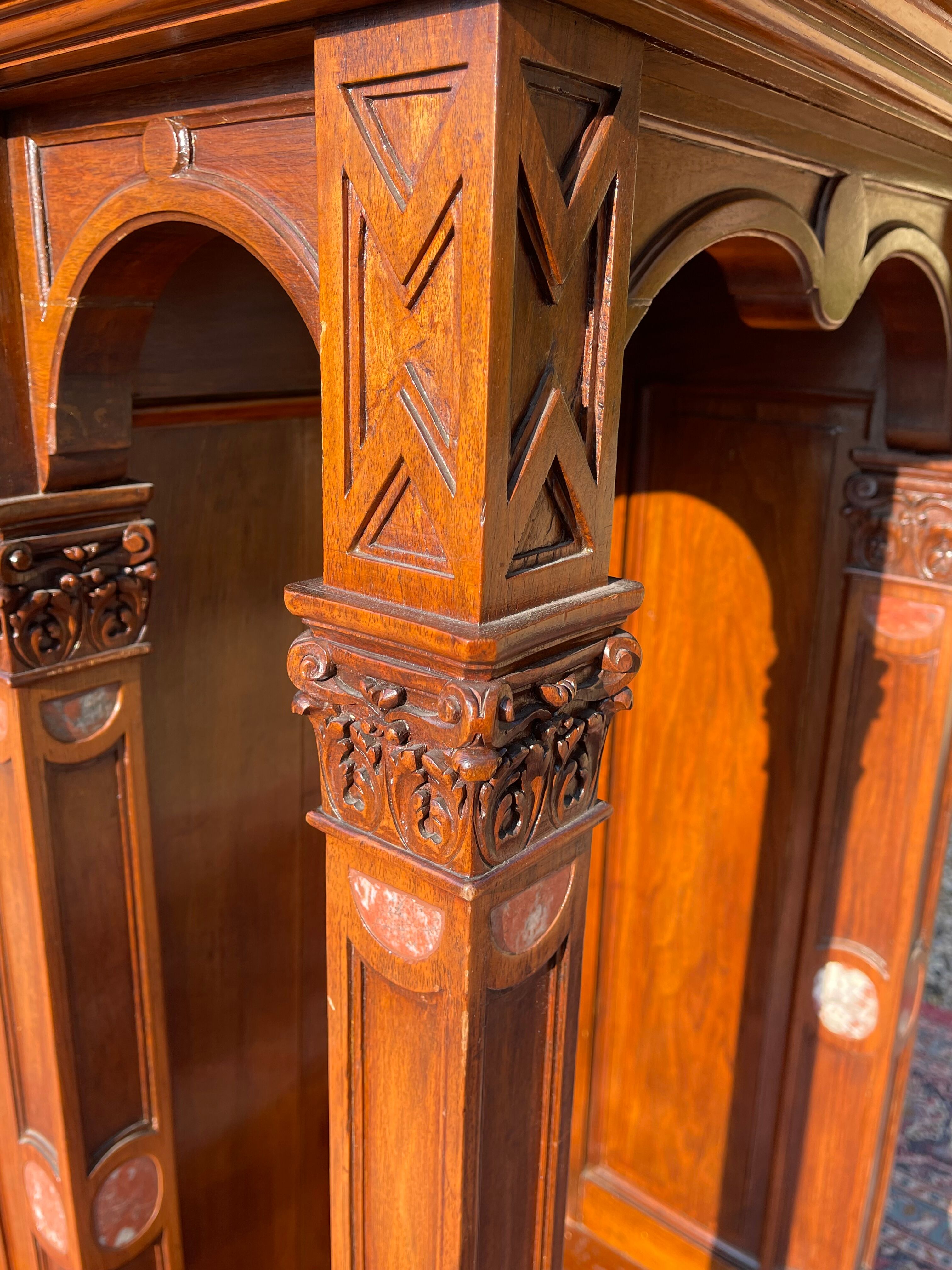 Cabinet en noyer avec incrustations de marbre style renaissance