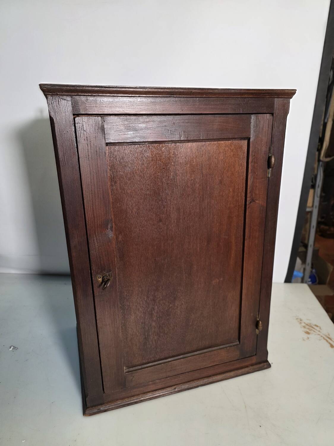 Trade cabinet to be placed or wall-mounted, 1940s.