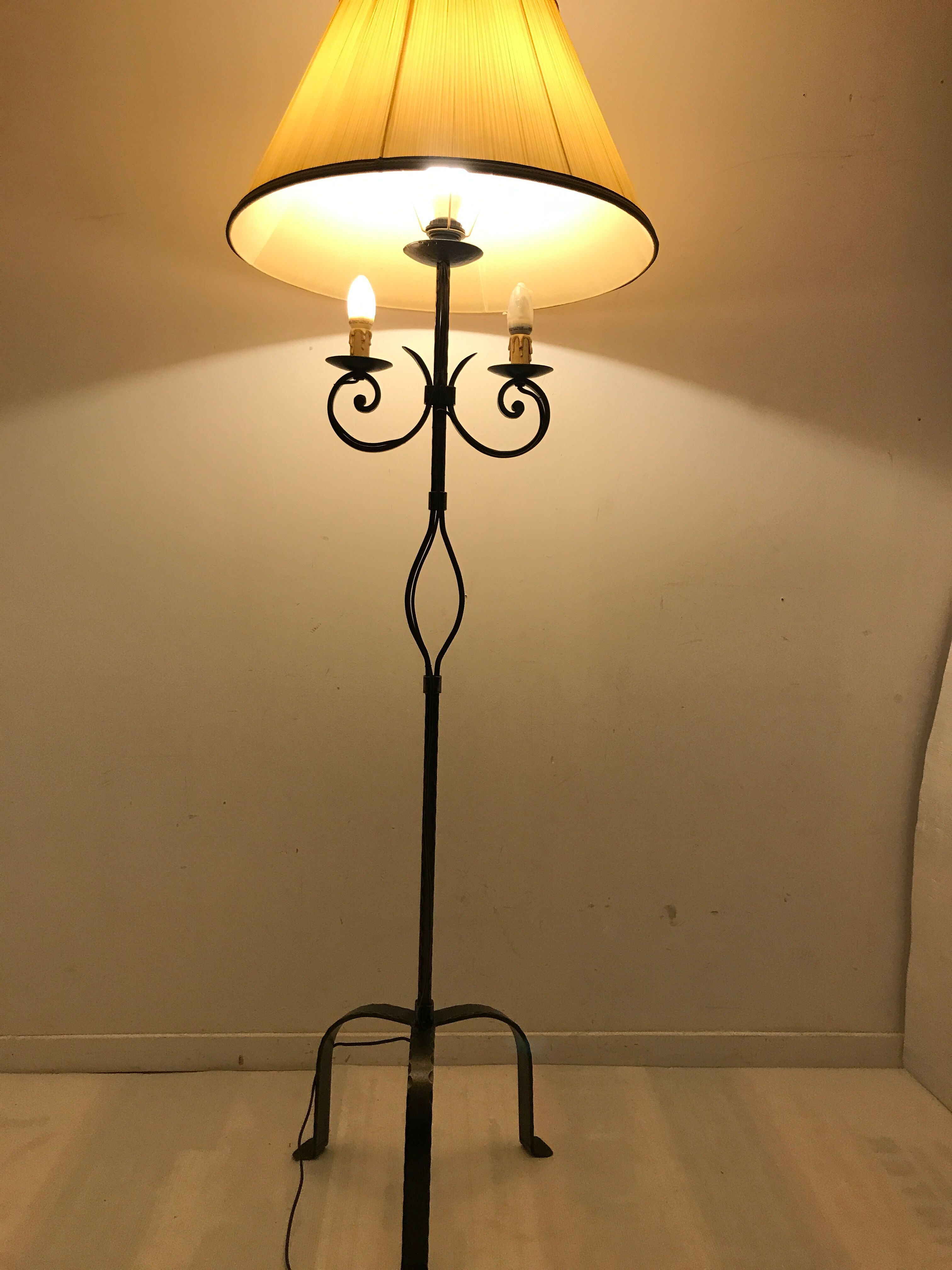 Tripod floor lamp in bronze Louis XV style