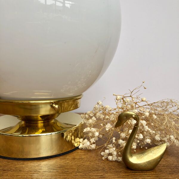 Lampe à poser globe vintage en opaline blanche