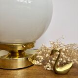 Lampe à poser globe vintage en opaline blanche