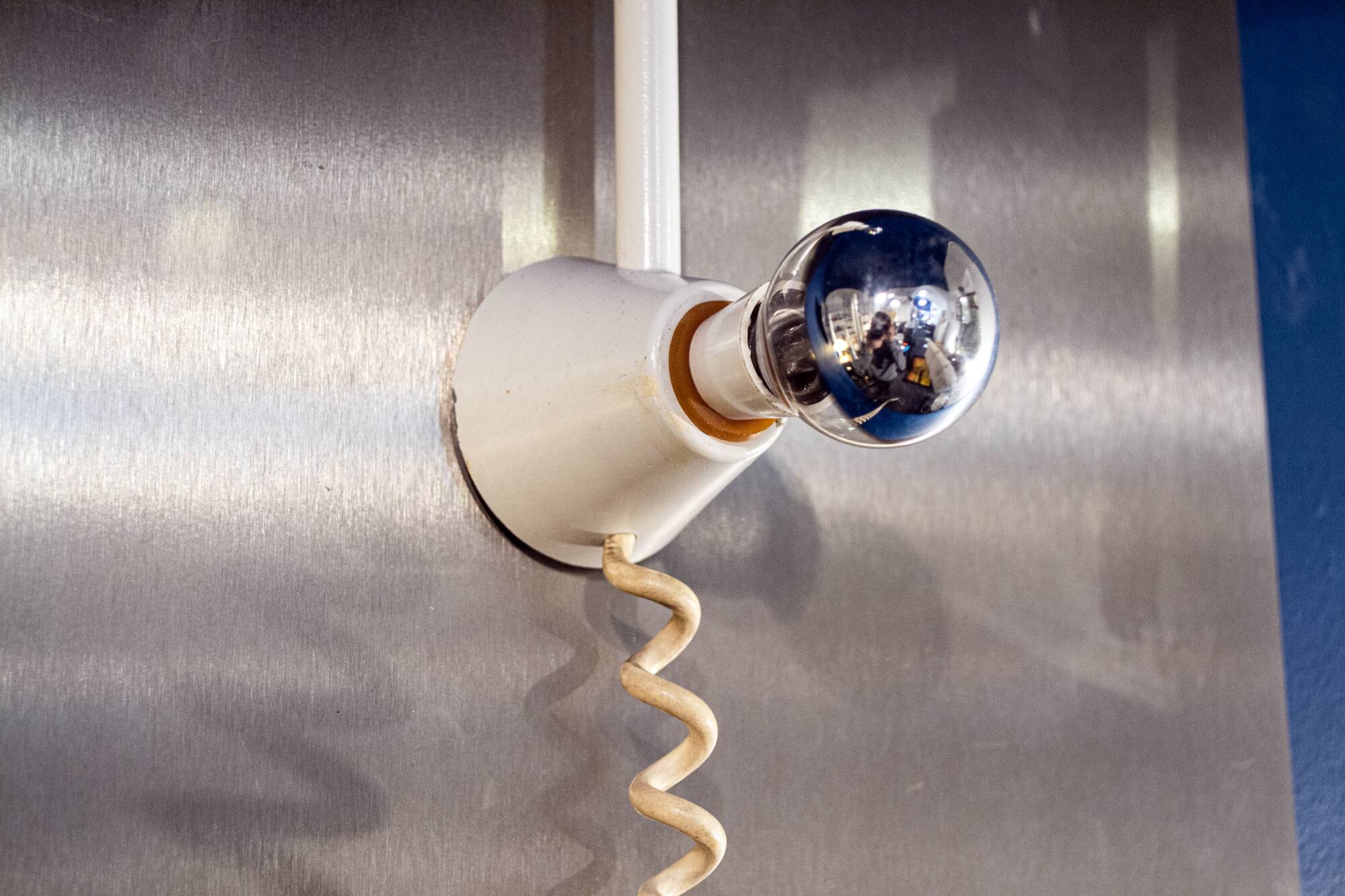 Applique des années 1970 à deux lumières en acier magnétique