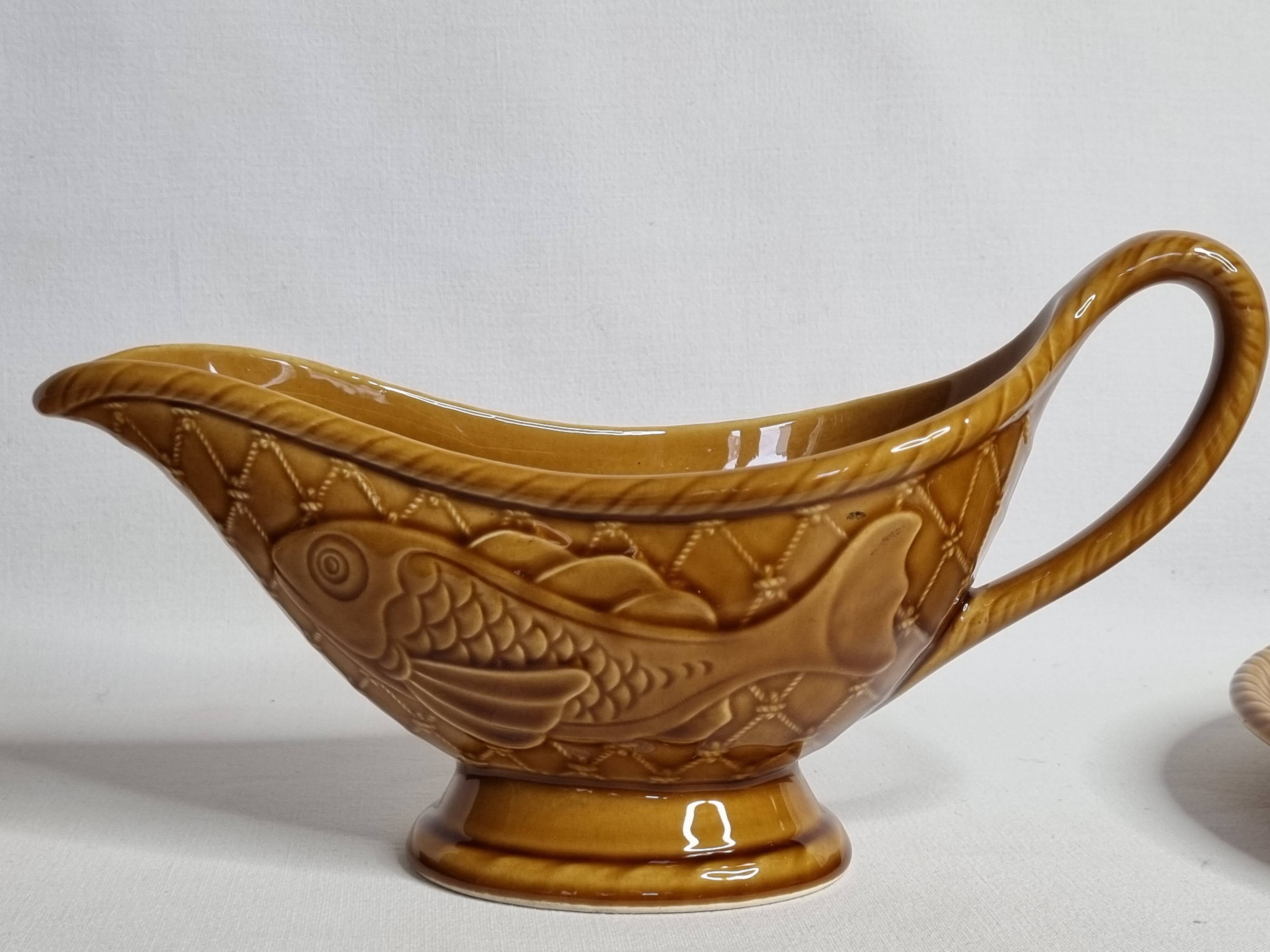 Gien earthenware fish service, 6 plates and a sauce boat, 25 cm