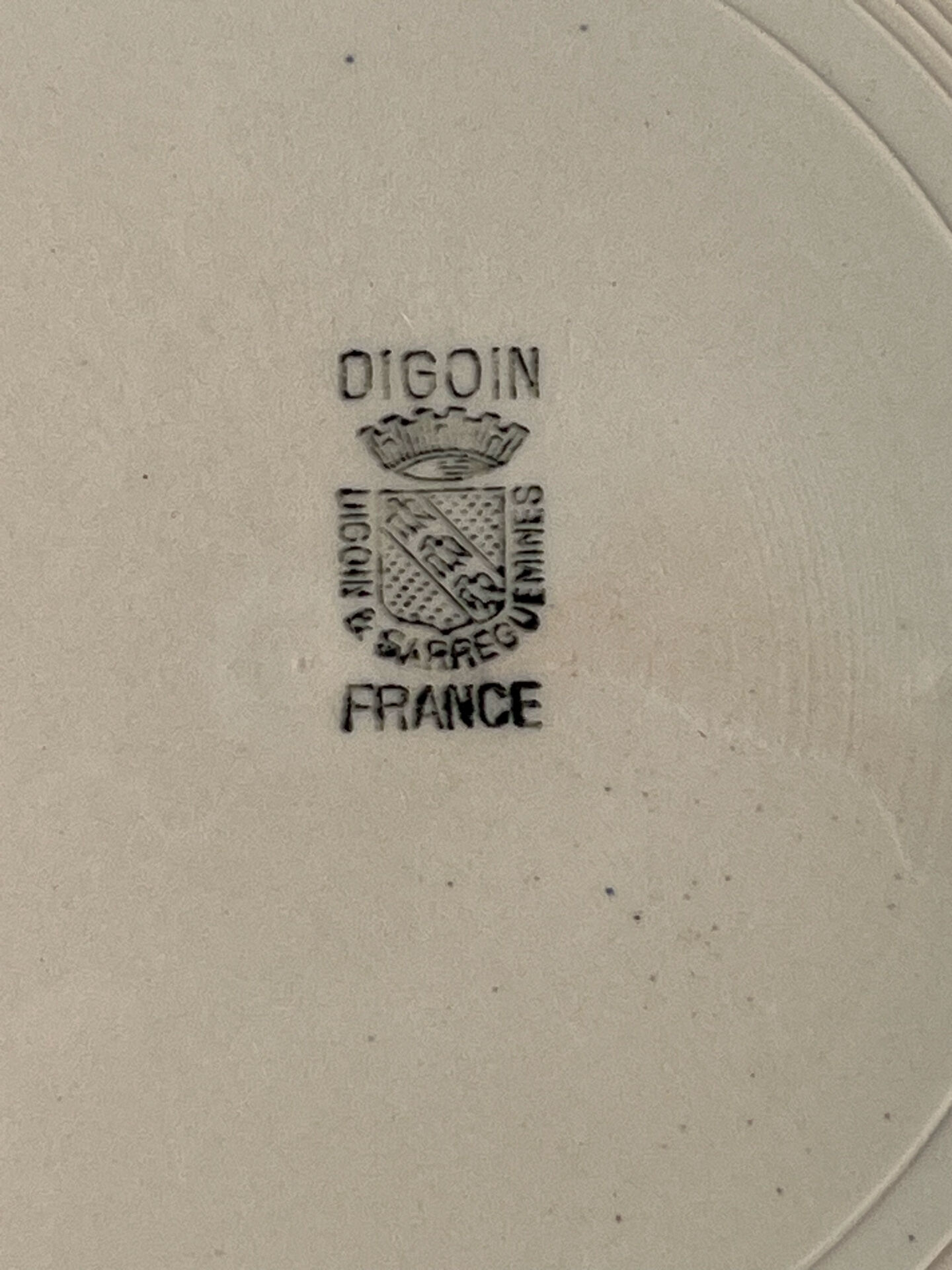 Plat de présentation en faïence Digoin couleur rose 26cm