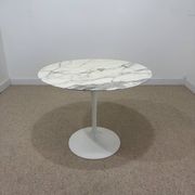 Tulip table – Knoll International in marble and 4 chairs – Ee