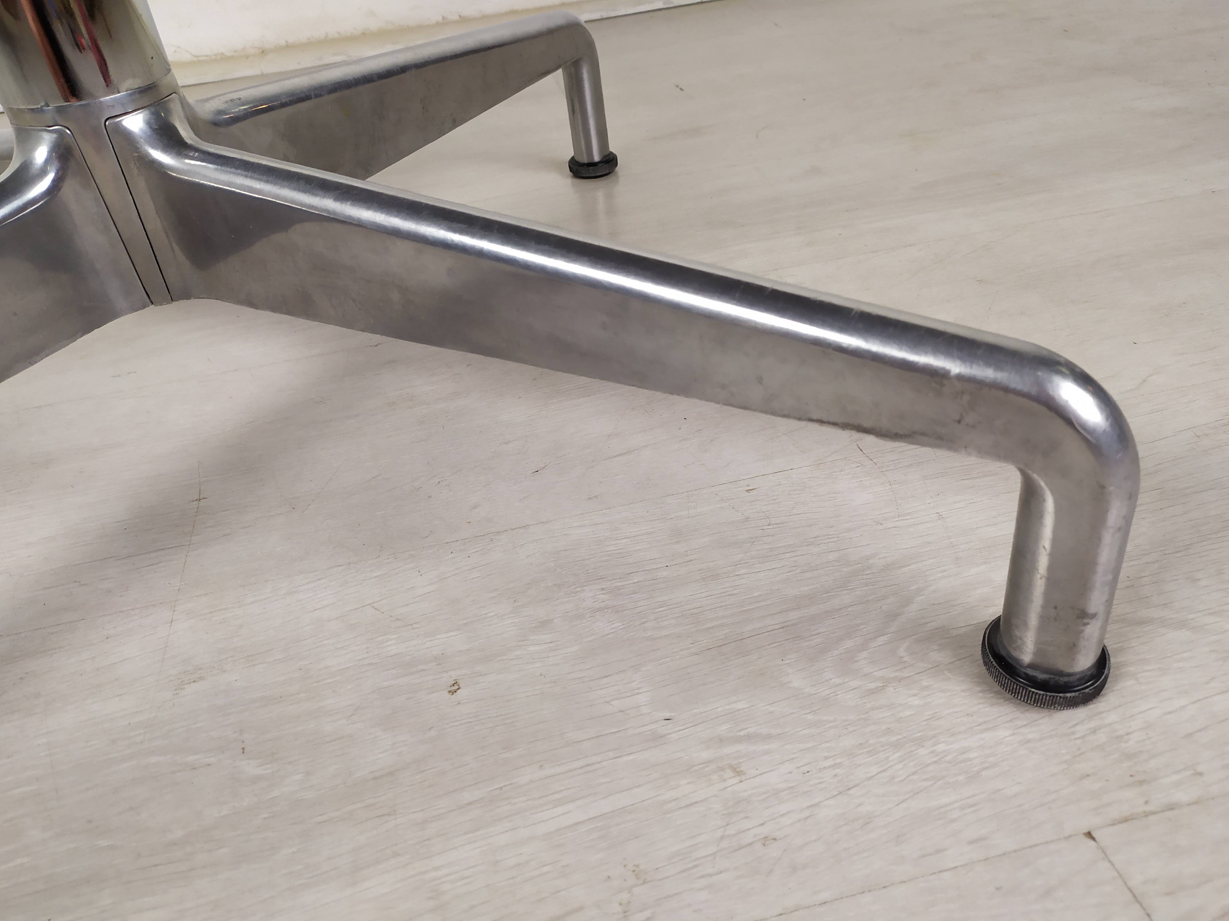 Round table Giancarlo Piretti