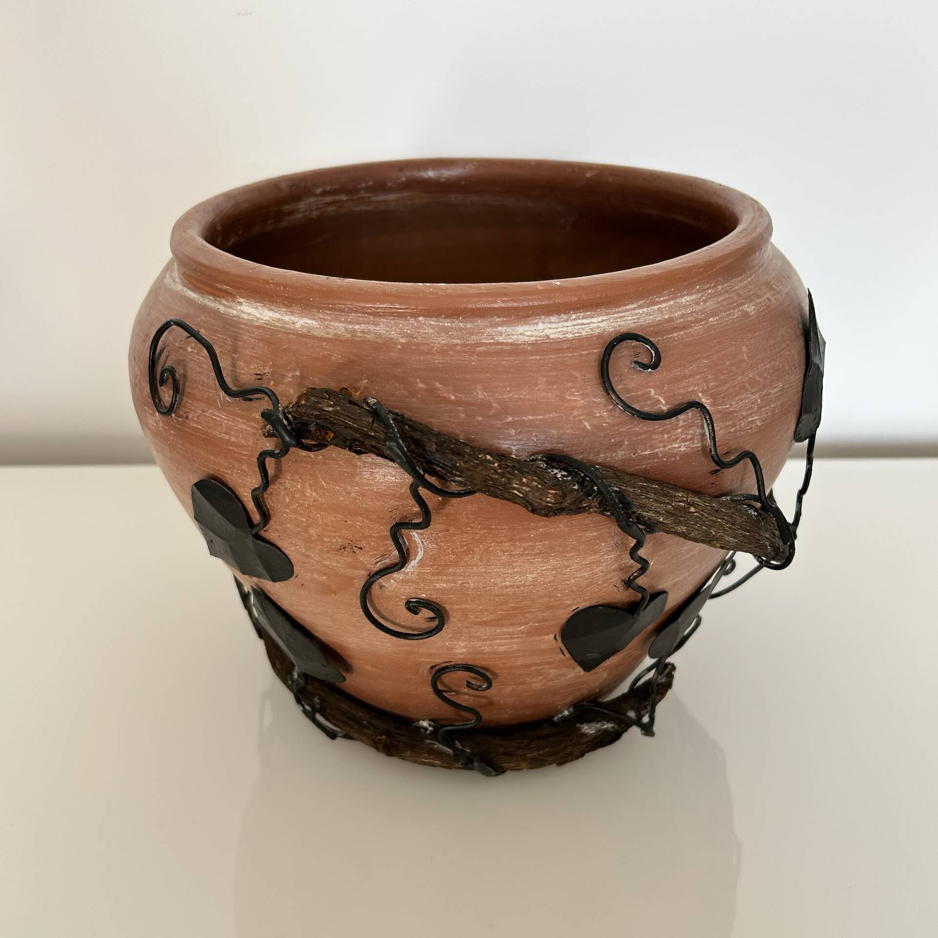 Cache-pot in wrought iron and wood