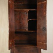 Armoire française du XVIIIe siècle 'fleur-de-lis'