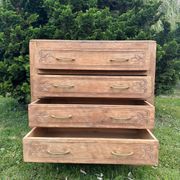 Commode vintage en bois massif sculpté – 4 tiroirs