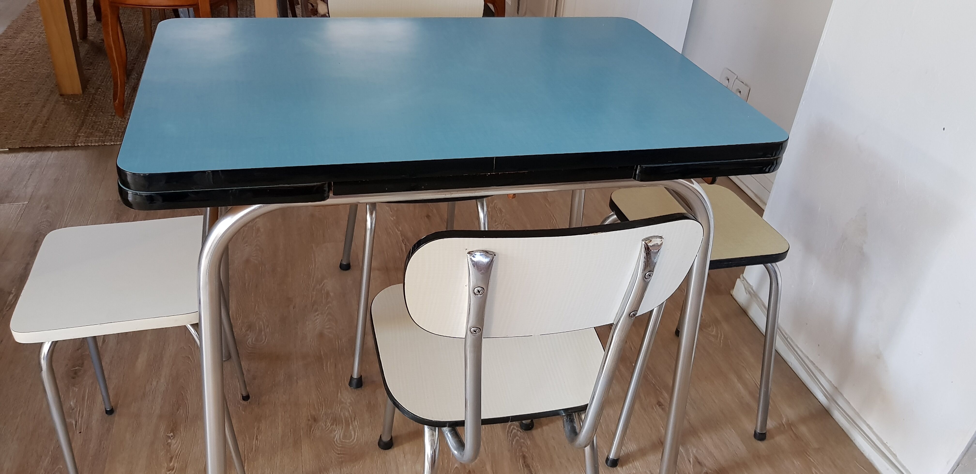 Formica extension table set, 2 chairs and 2 stools