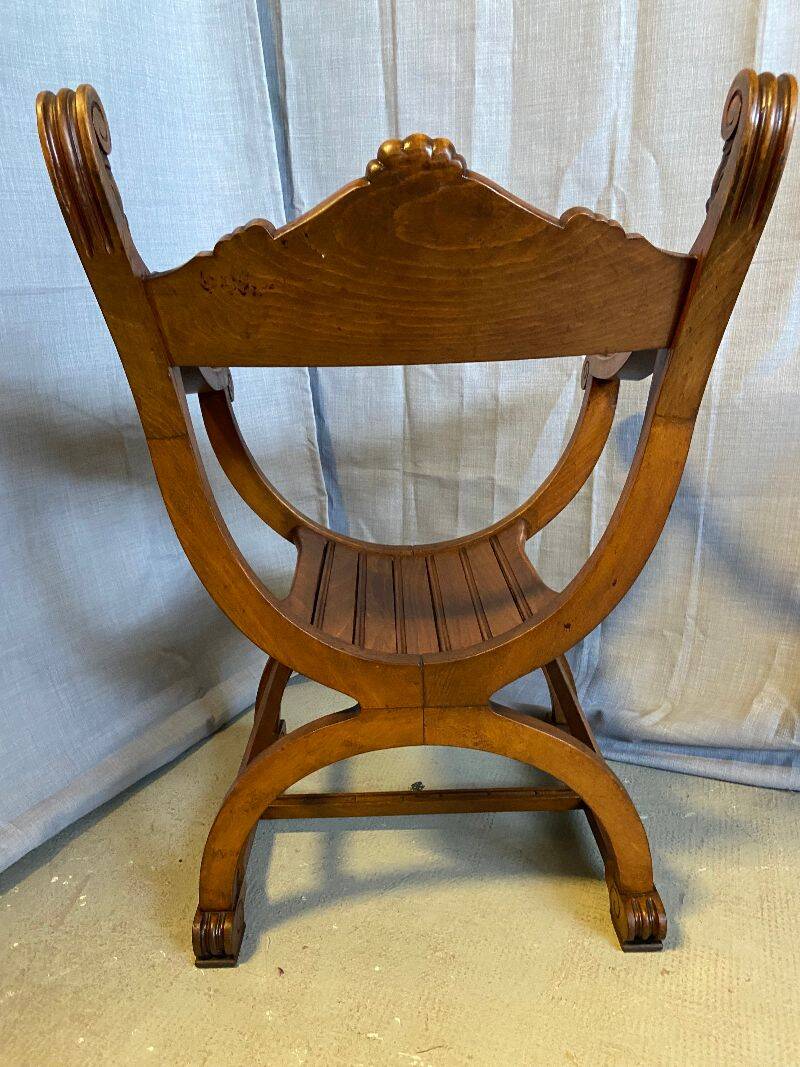 Siège, fauteuil Dagobert curule en noyer sculpté style Renaissance