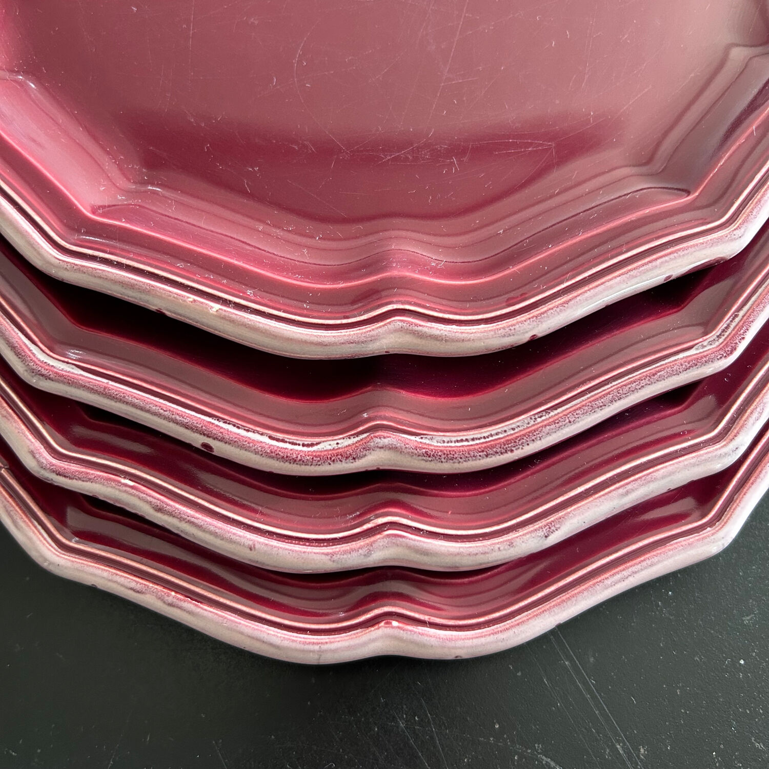 Service de 4 assiettes provençales bordeaux