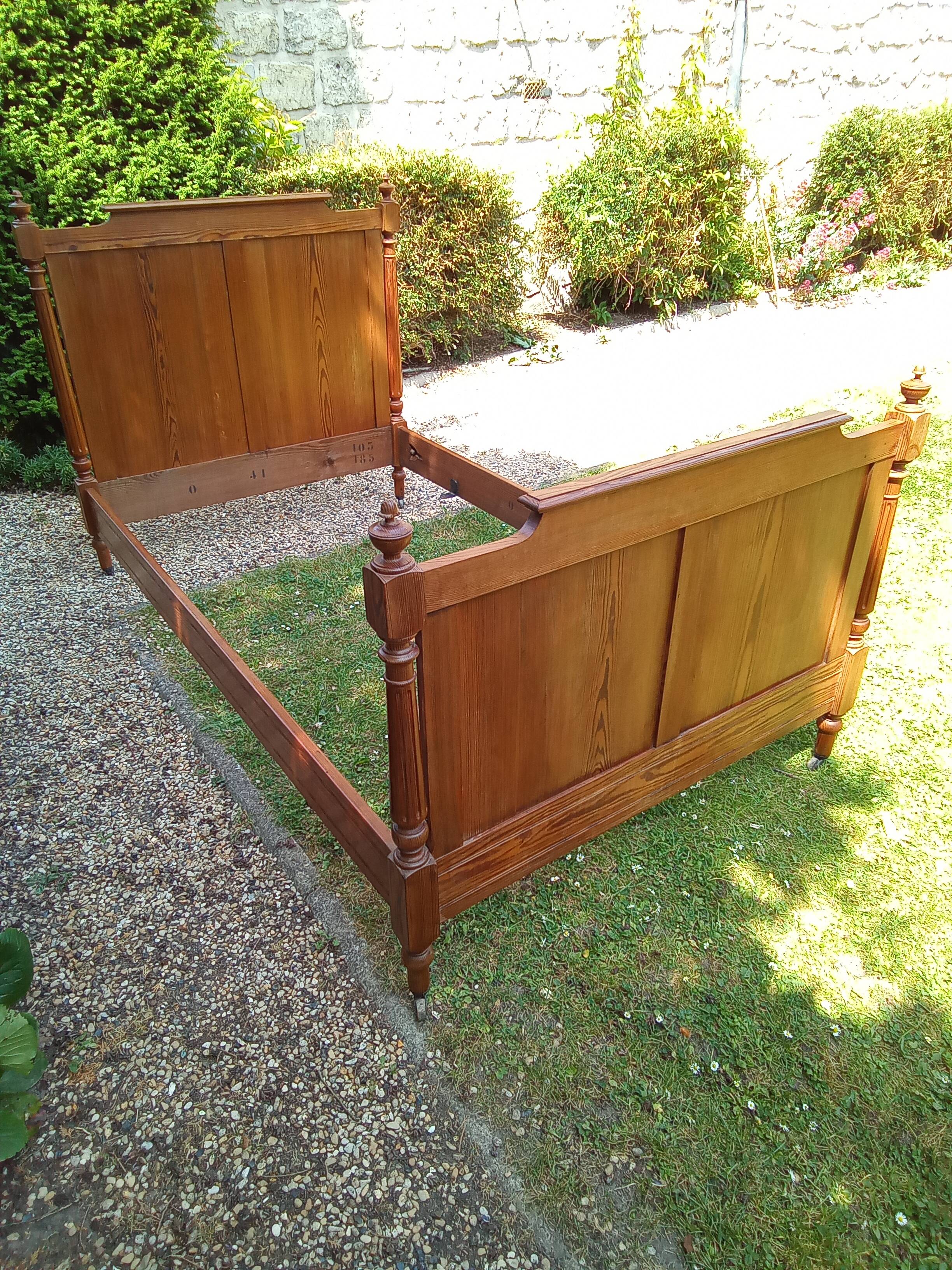 Single pitch pine bed