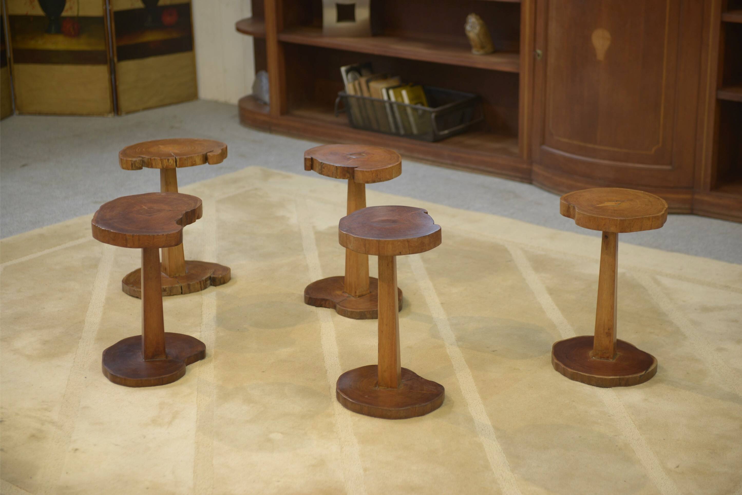 Ensemble de 5 tables d’appoint brutalistes en palissandre 1960’s
