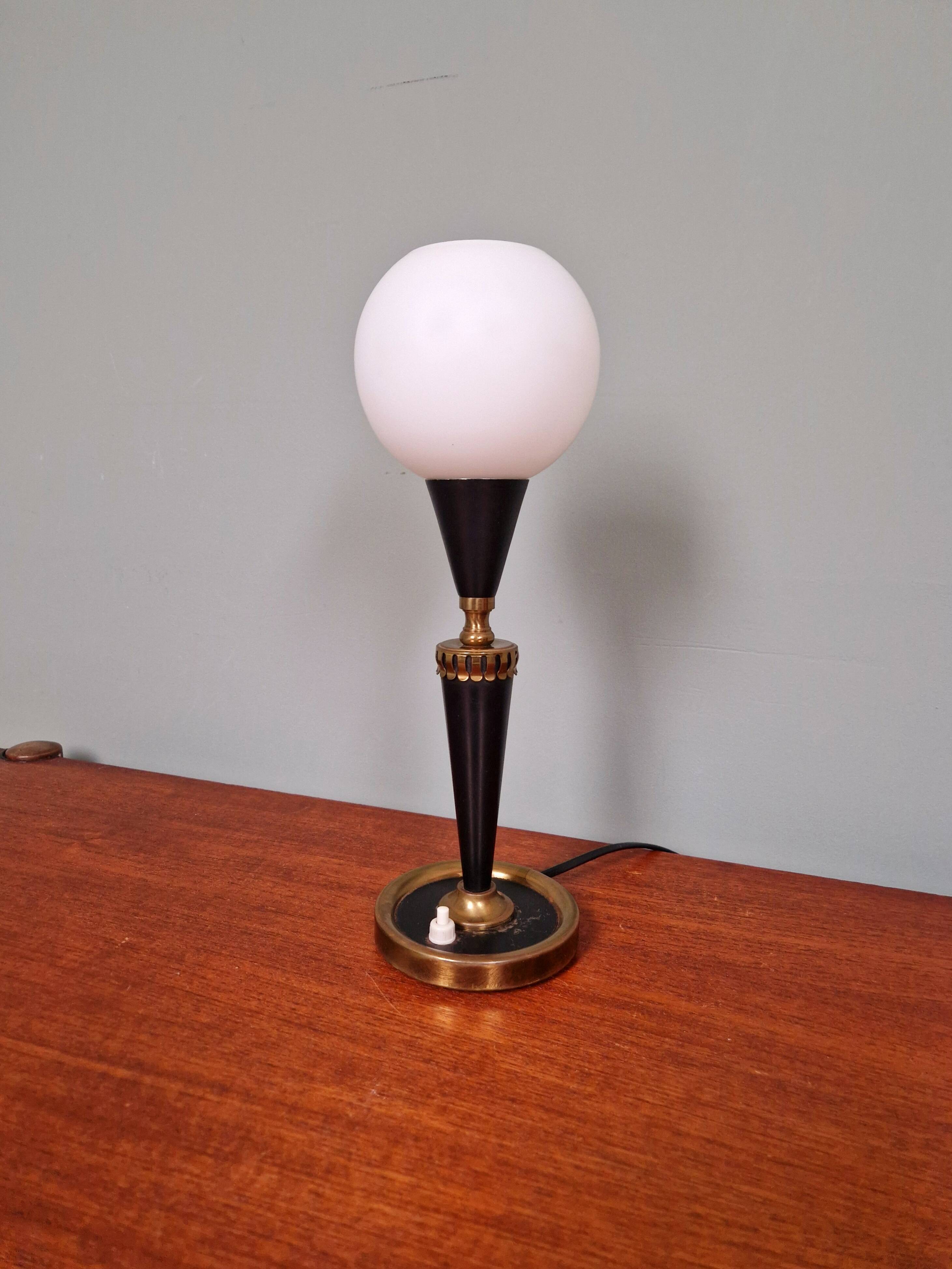 Lampe de table en métal laqué noir et verre satiné blanc, années 1950