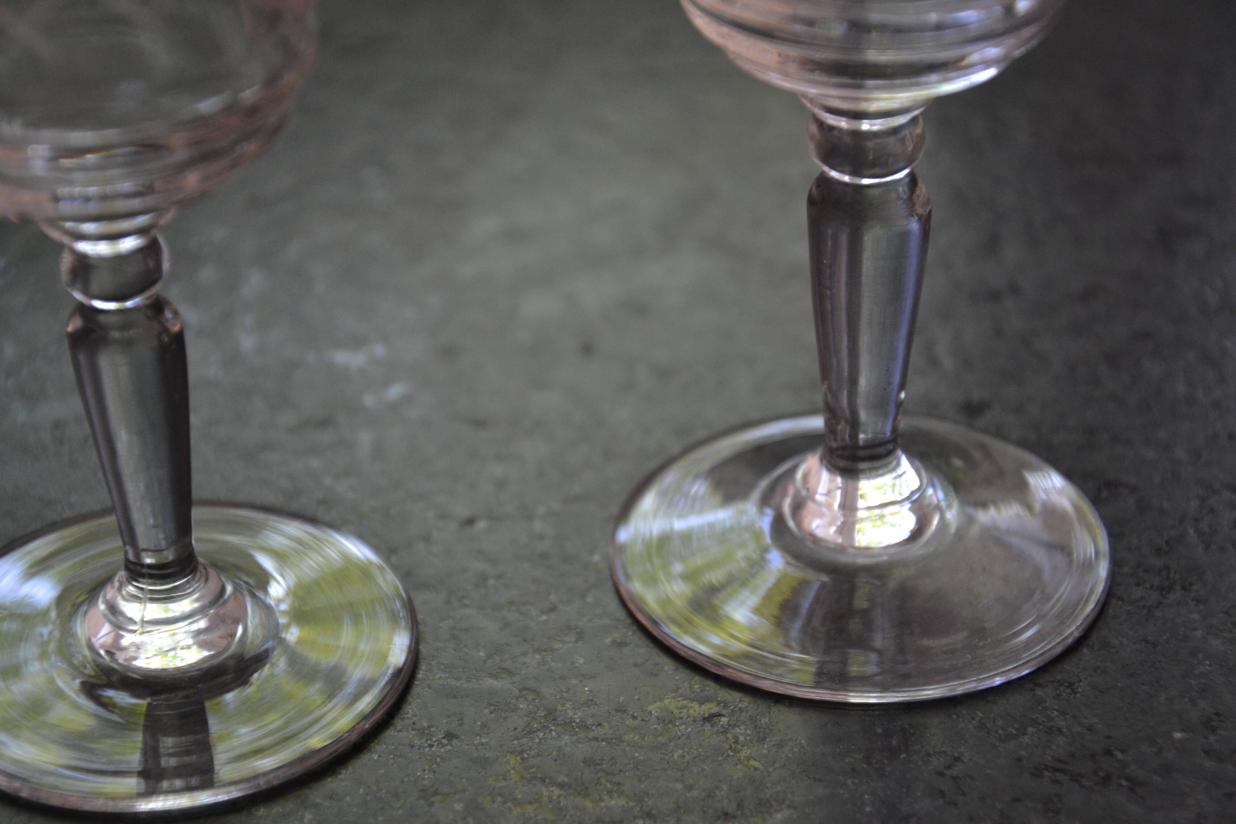 2 petits verres sur pied ciselés
