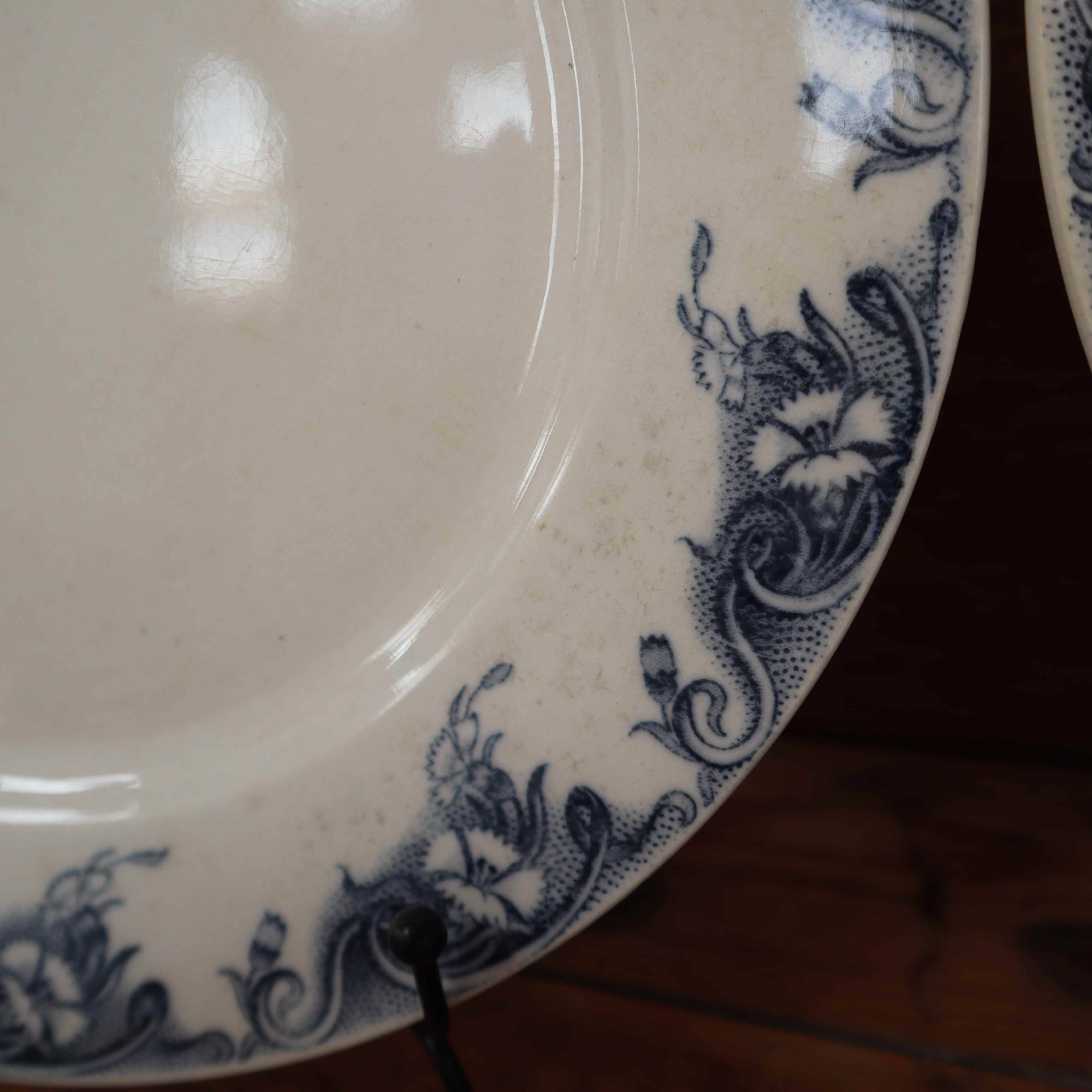 Flat plates in old earthenware with lions of France "Pernelle"