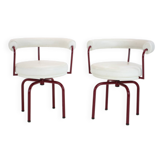 Ensemble de deux fauteuils pivotants en cuir Cassina LC7 par Le Corbusier