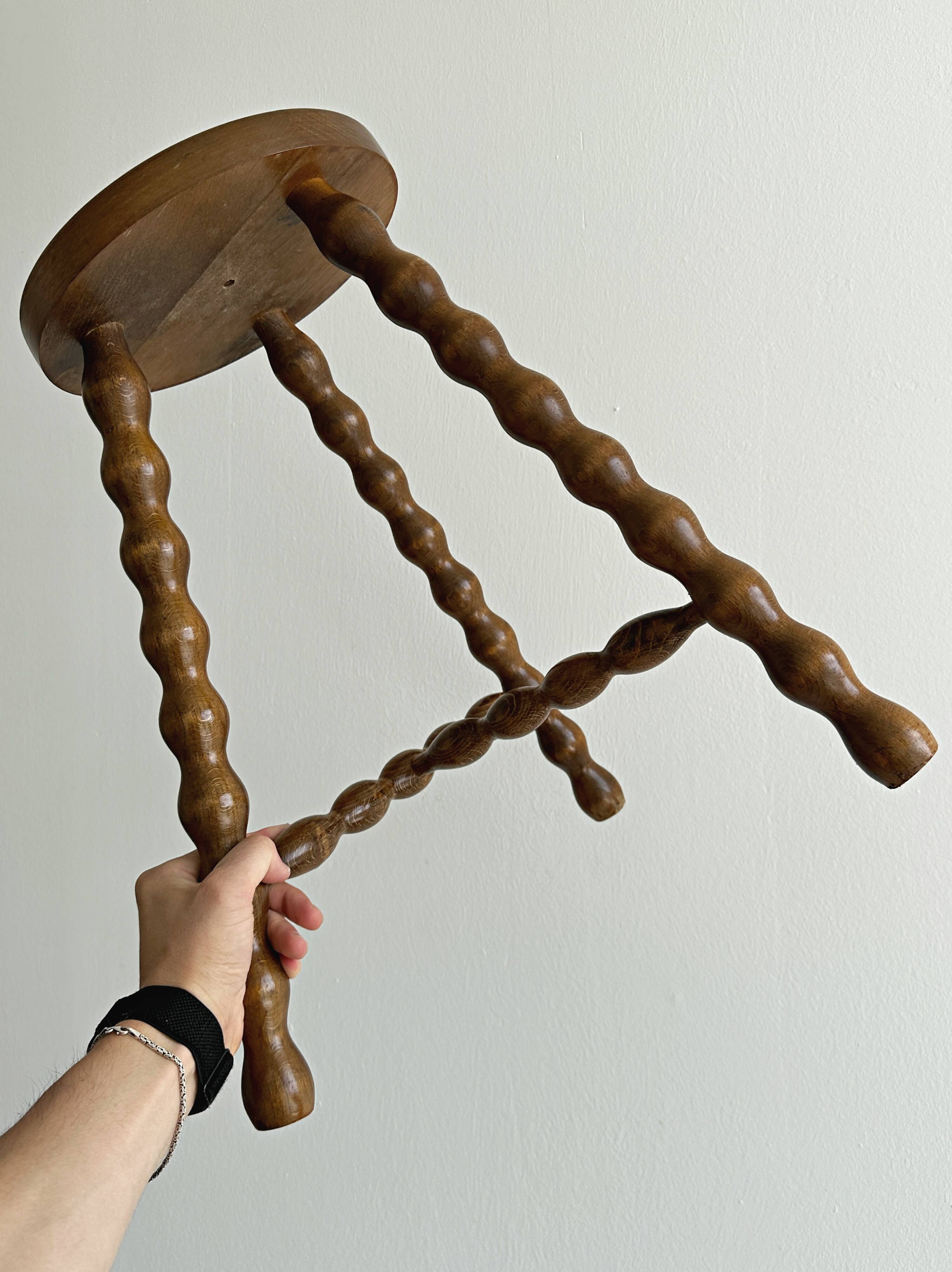 Tabouret tripode ancien en bois torsadé