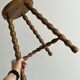 Tabouret tripode ancien en bois torsadé