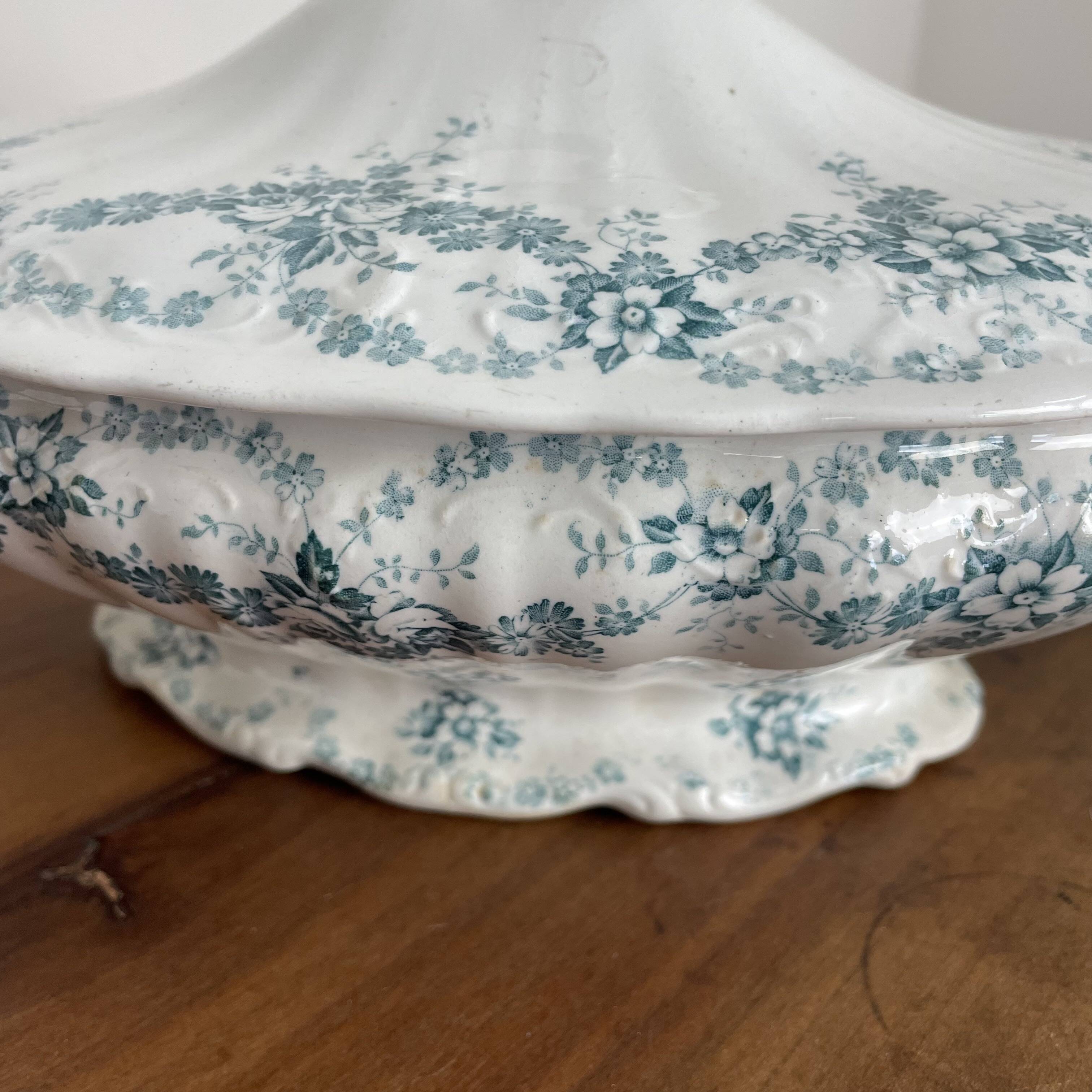 Covered dish, vegetable dish in Maastricht earthenware, Clara model