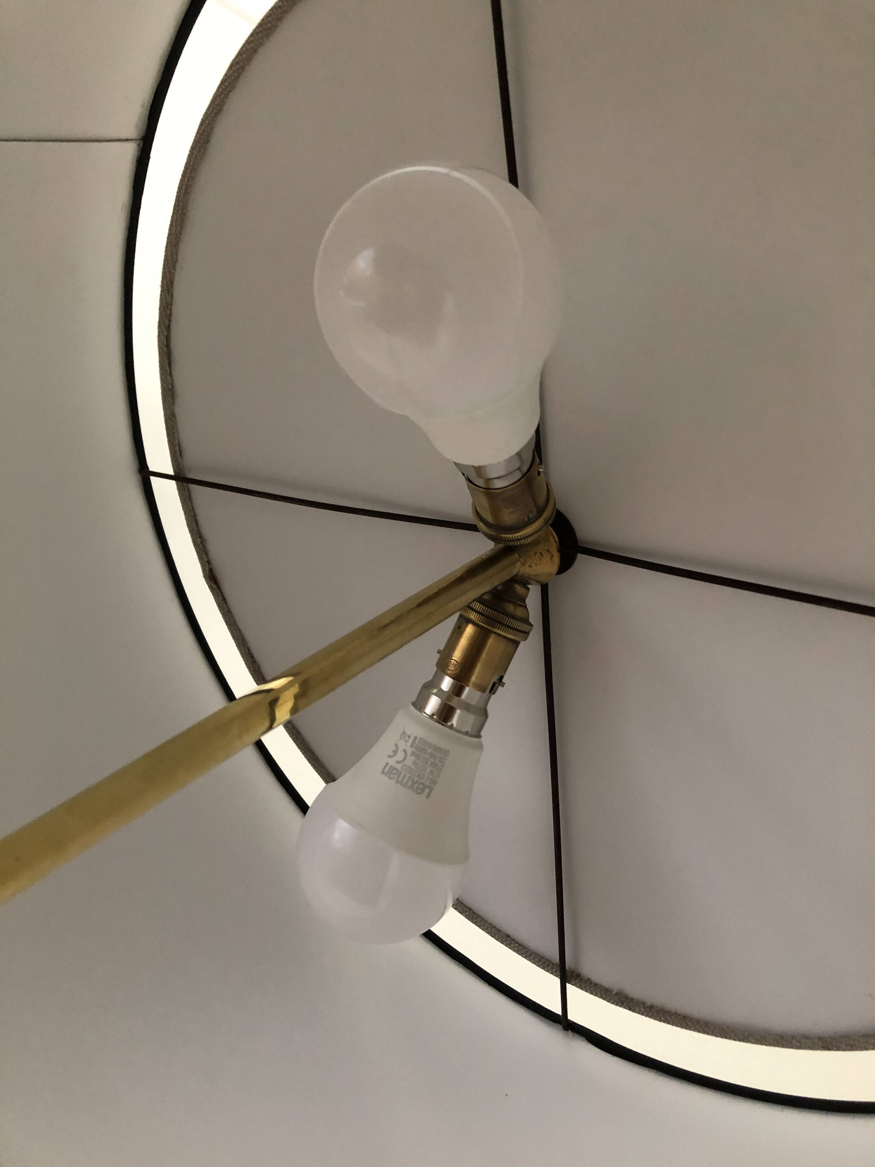 Vintage tripod side table lamp in brass from 1950 - 1960.