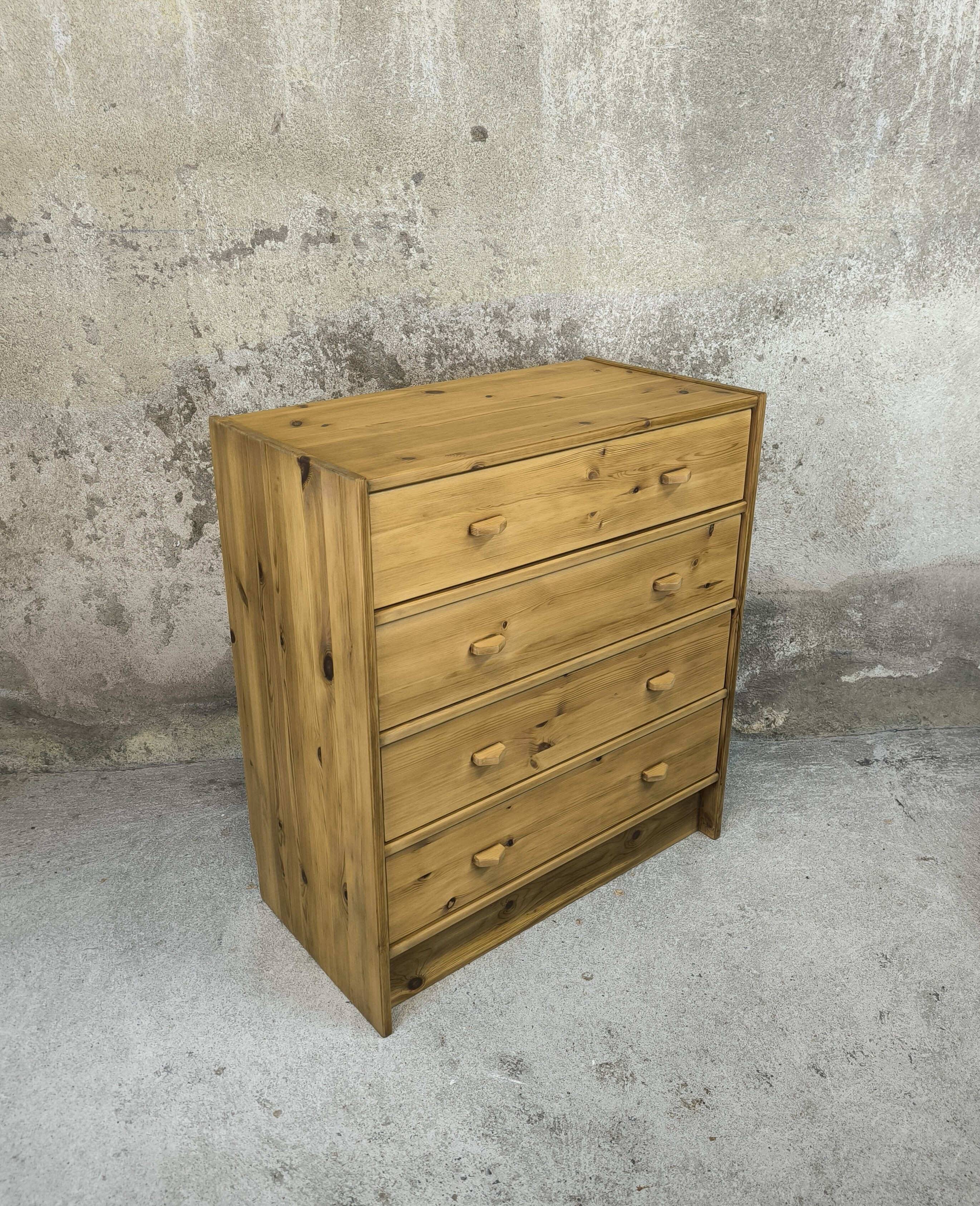 Vintage pine chest of drawers.