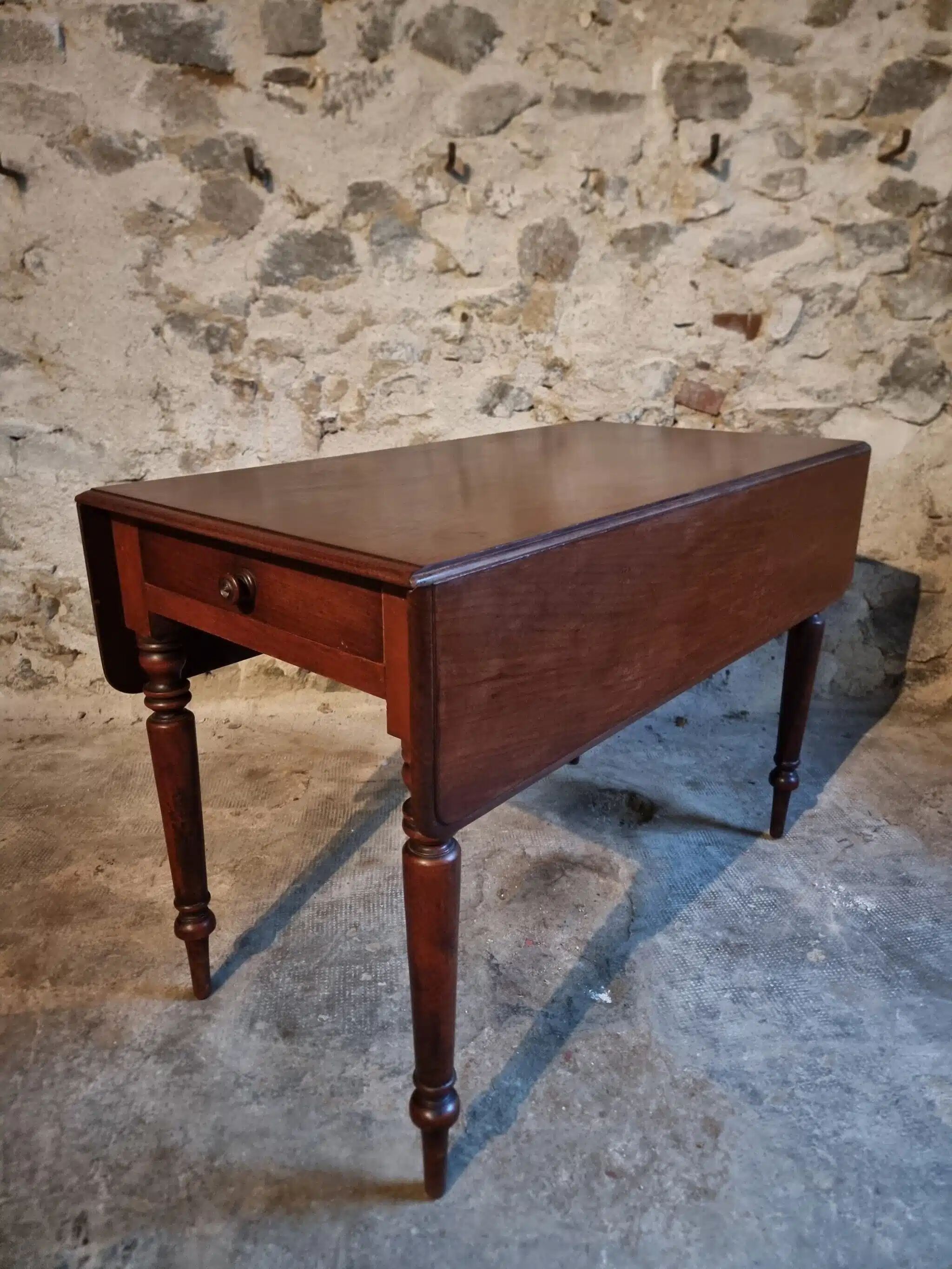 Antique English drop-leaf table in mahogany, late 19th century.