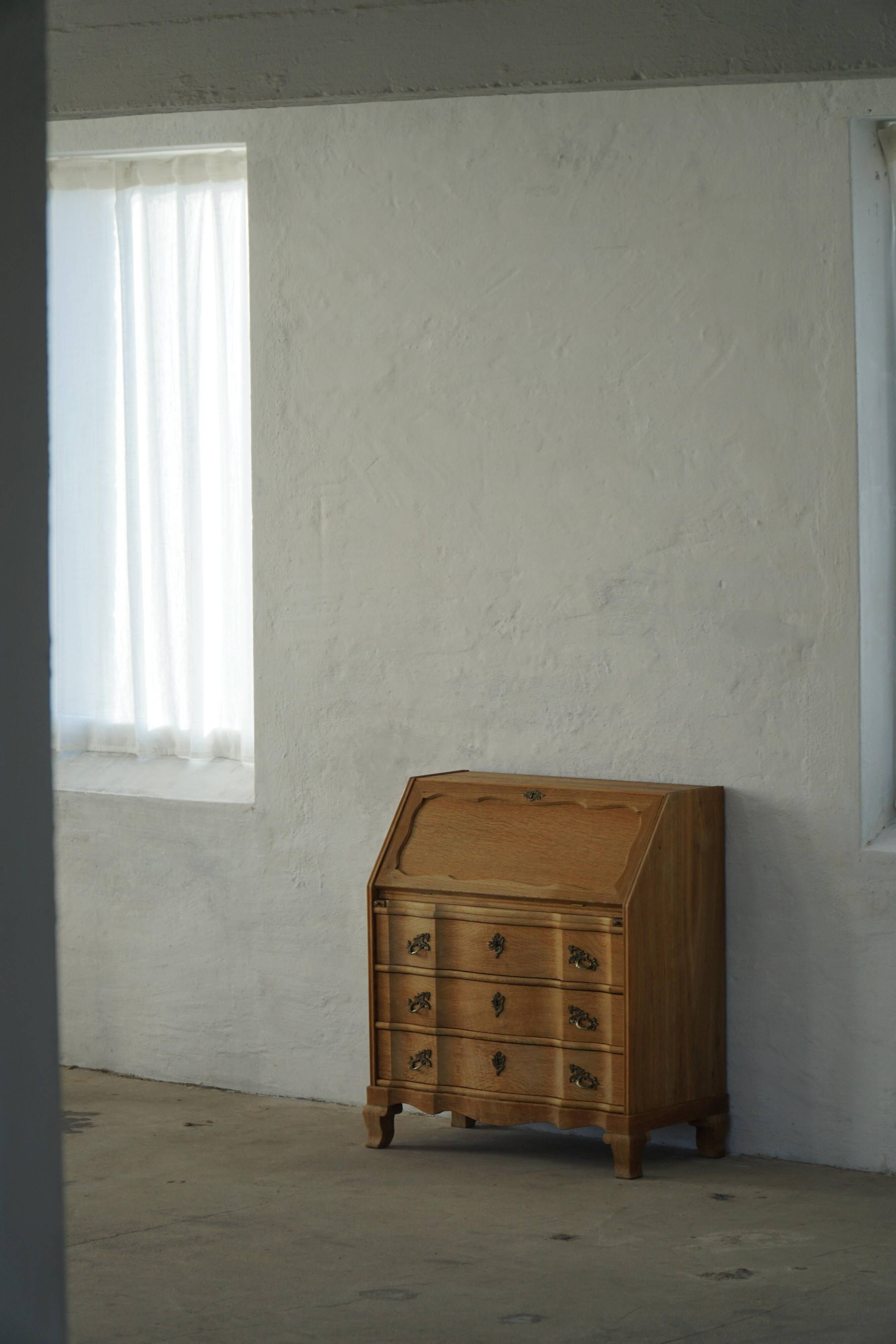 Milieu du 20e siècle, Danis Modern Oak Drop-Front Secretary Desk / Bureau