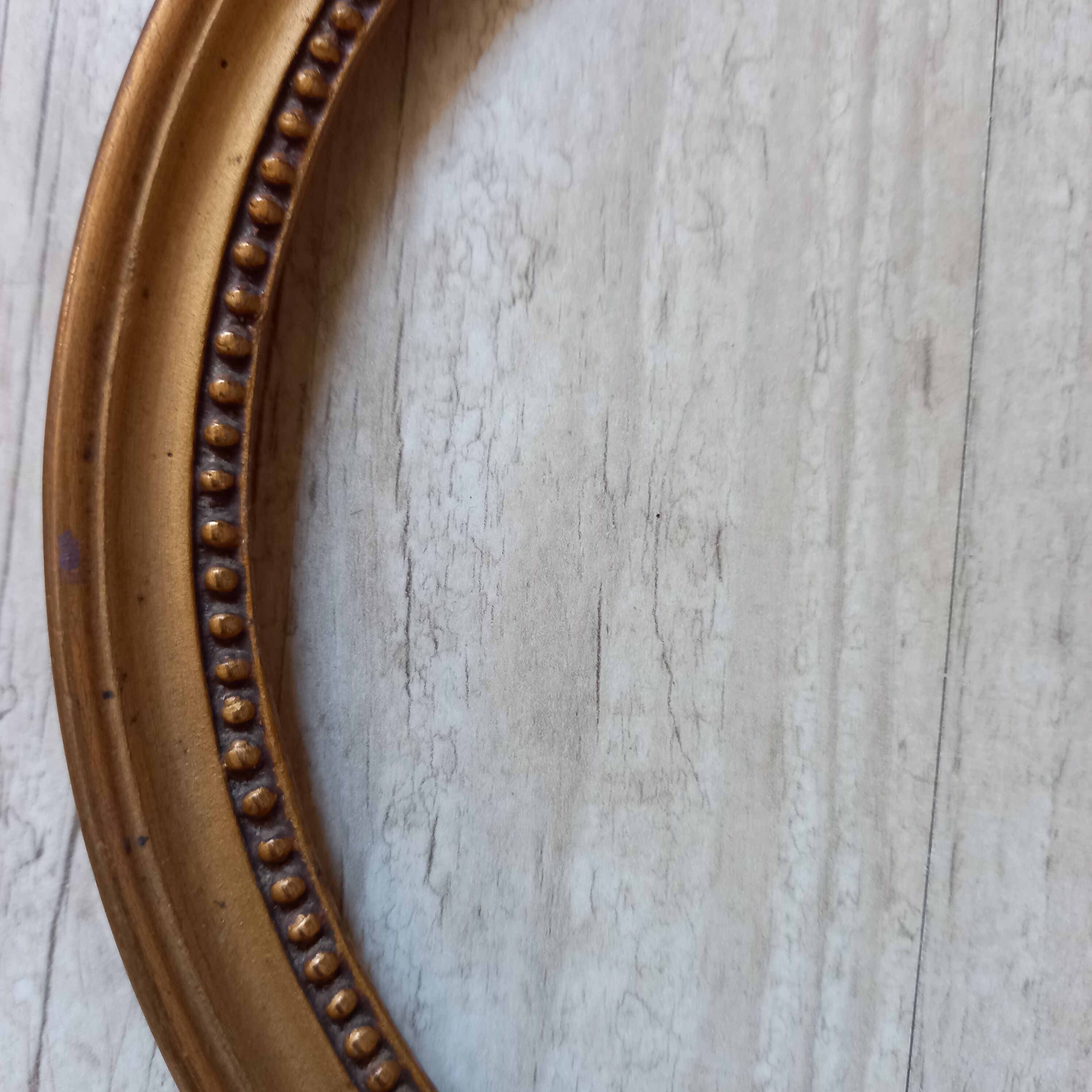 Set of 3 round frames and golden square