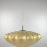 Lampe suspendue en forme de cocon OVNI du milieu du siècle avec laiton dans le style d'Achille Castiglioni, années 1960