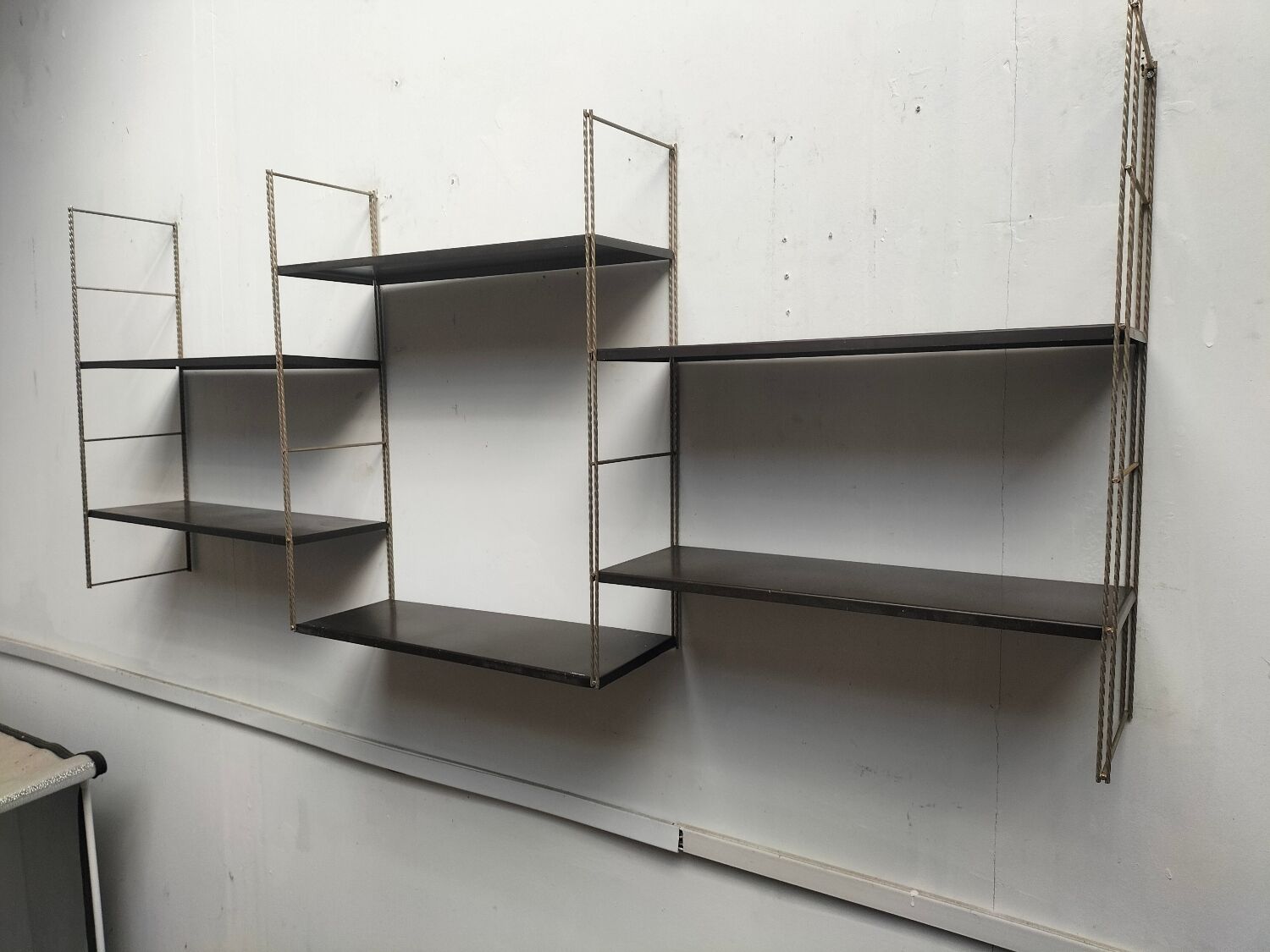 Metal string shelf